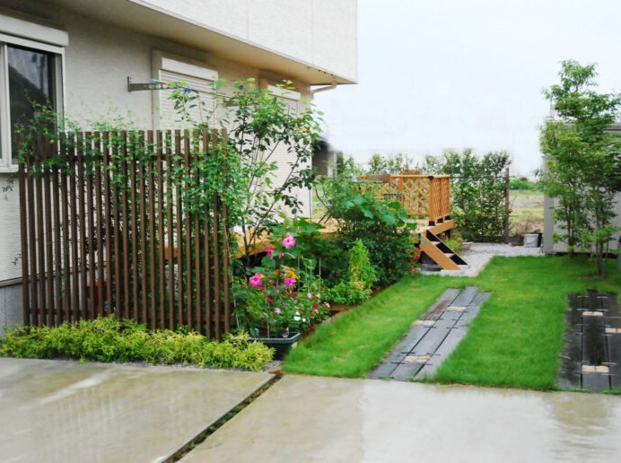 東松山市のナチュラルなウッドデッキのあるお庭