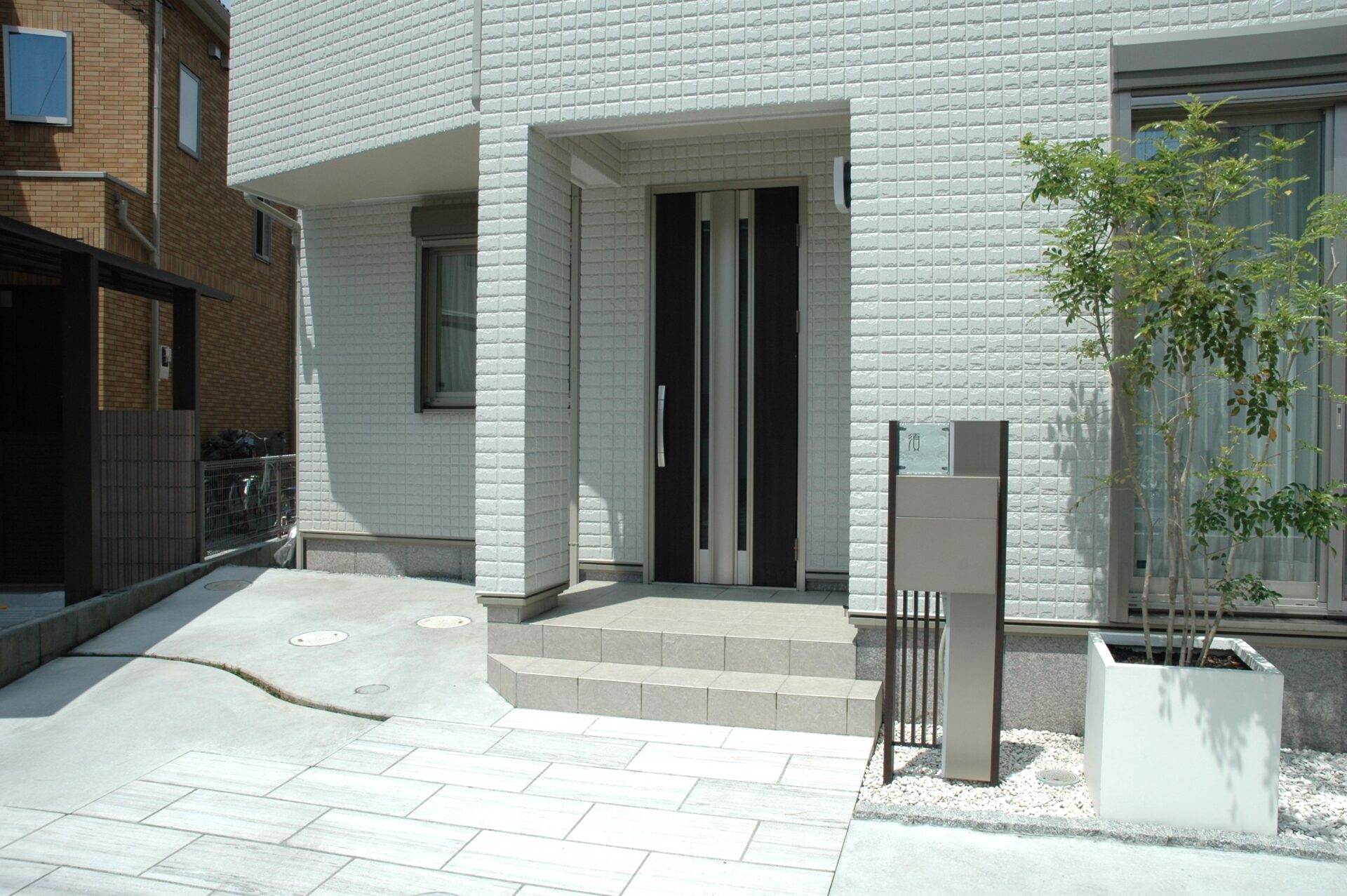 熊谷市　建物と調和した白を基調にしたシンプルで爽やかなオープン外構