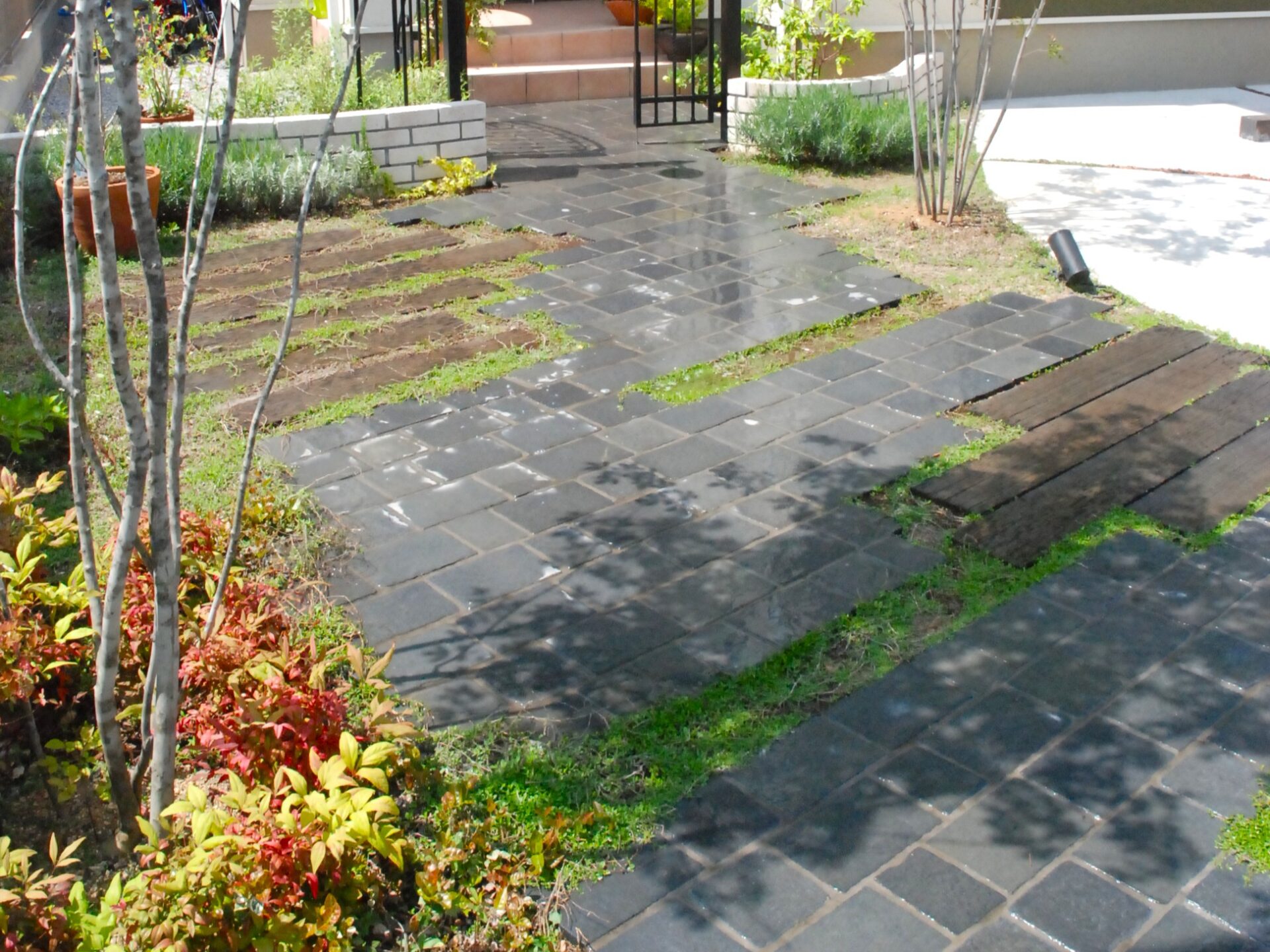 鴻巣市のエレガントスタイルな新築外構