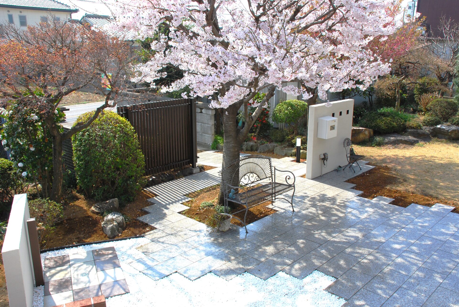 深谷市 桜の木をメインに御影石を使用した和モダンな外構