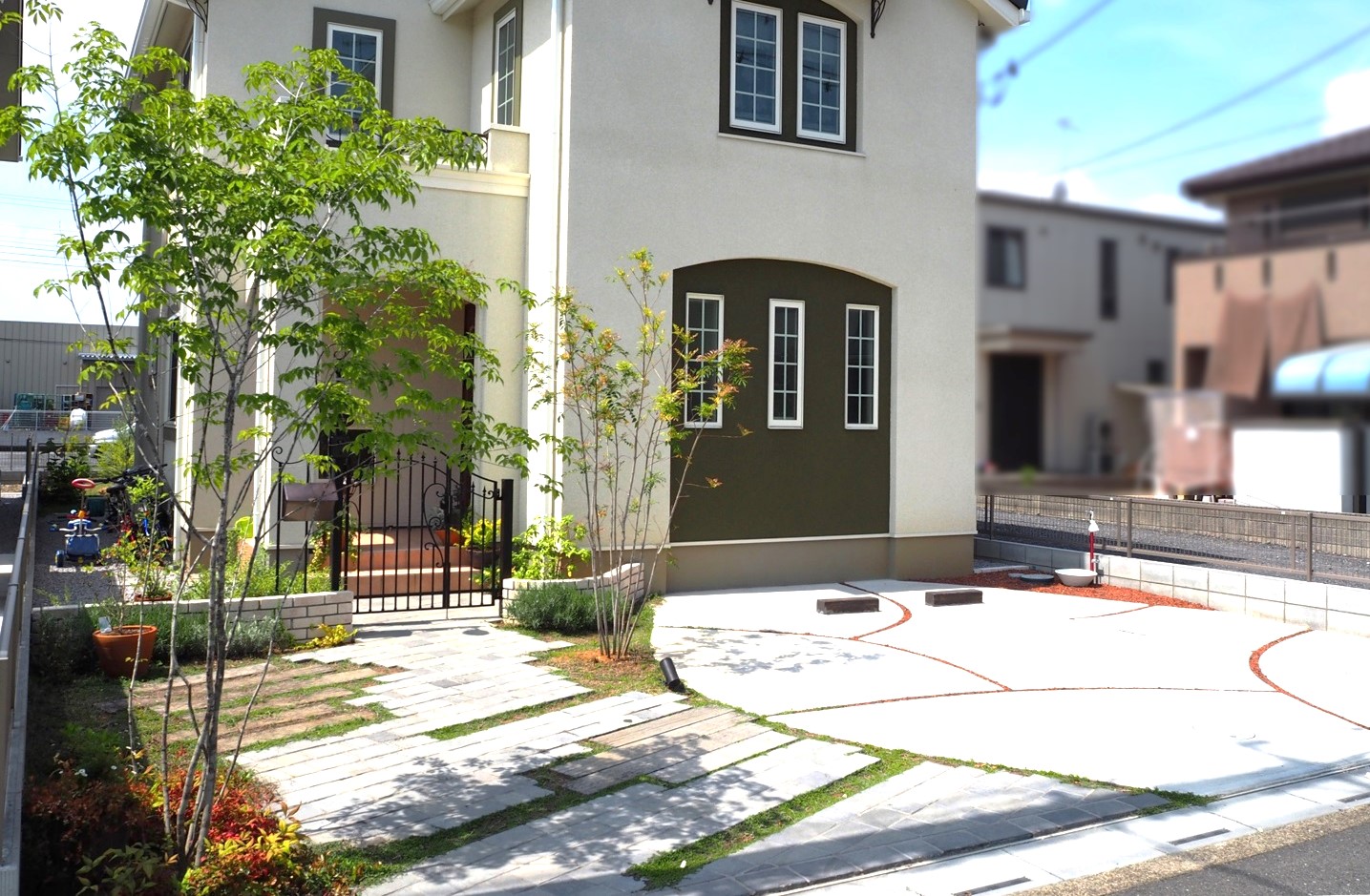 鴻巣市のエレガントスタイルな新築外構