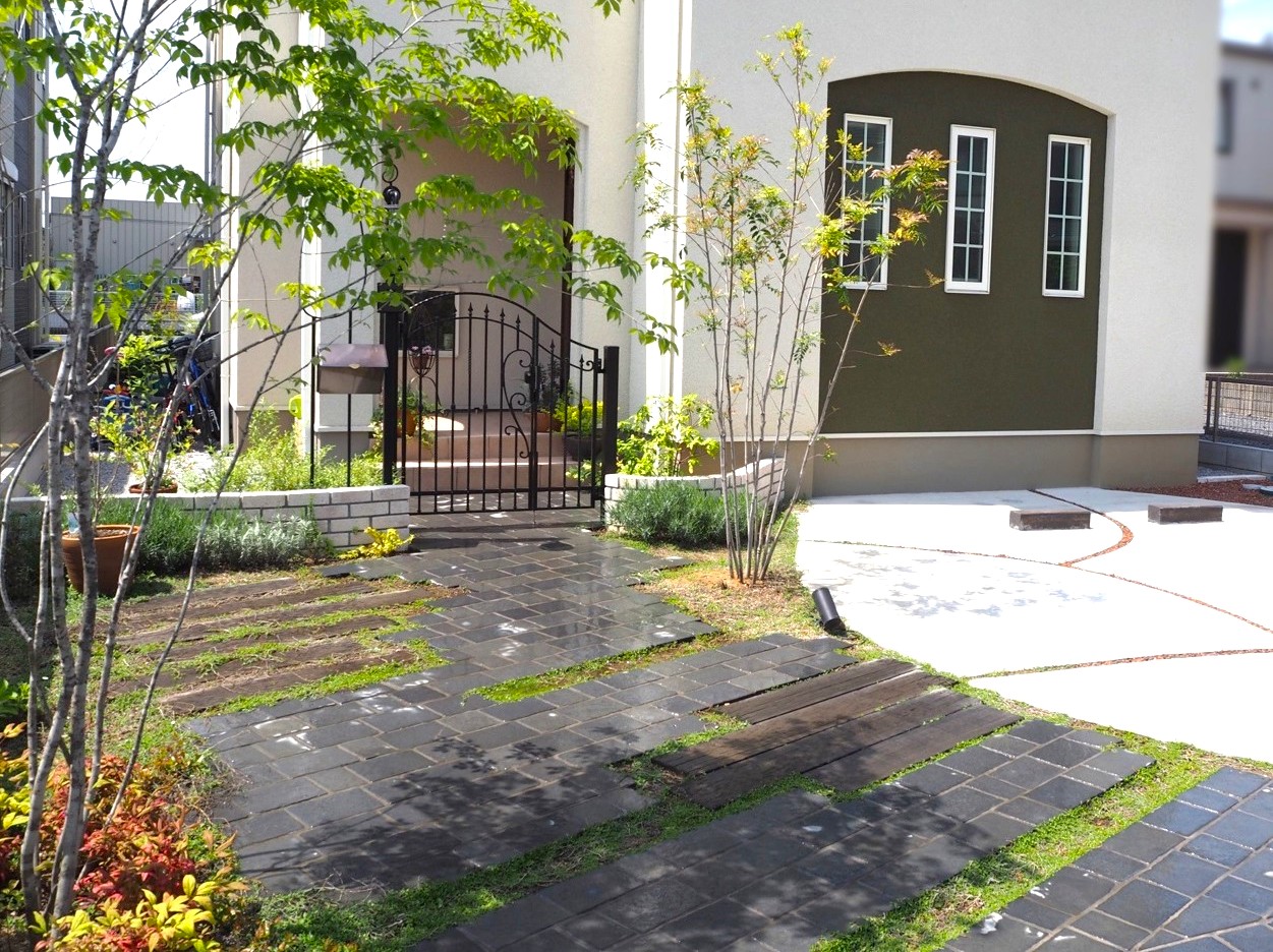 鴻巣市のエレガントスタイルな新築外構