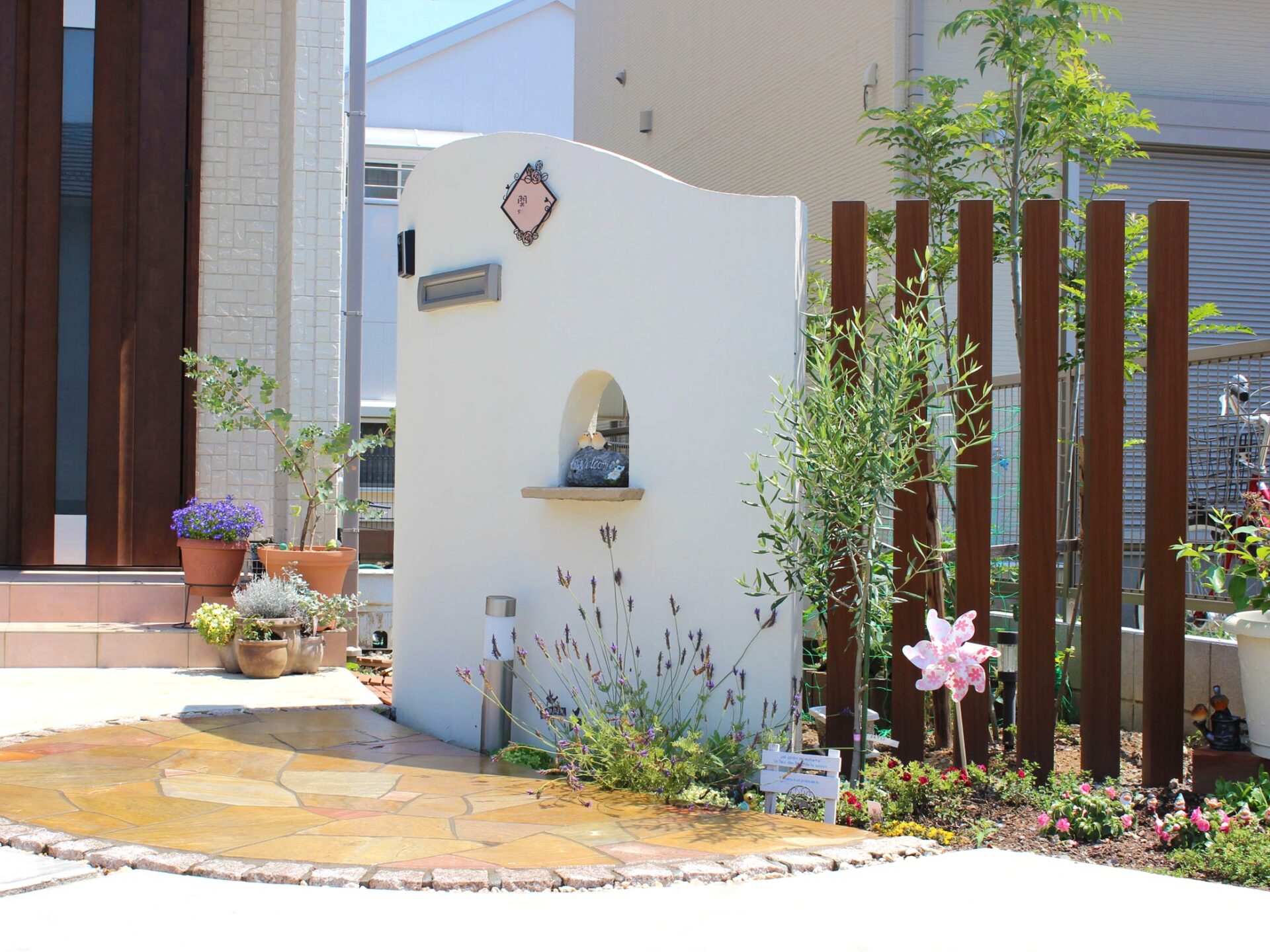 鴻巣市　曲線が優しい印象のナチュラルなオープン外構の門まわり