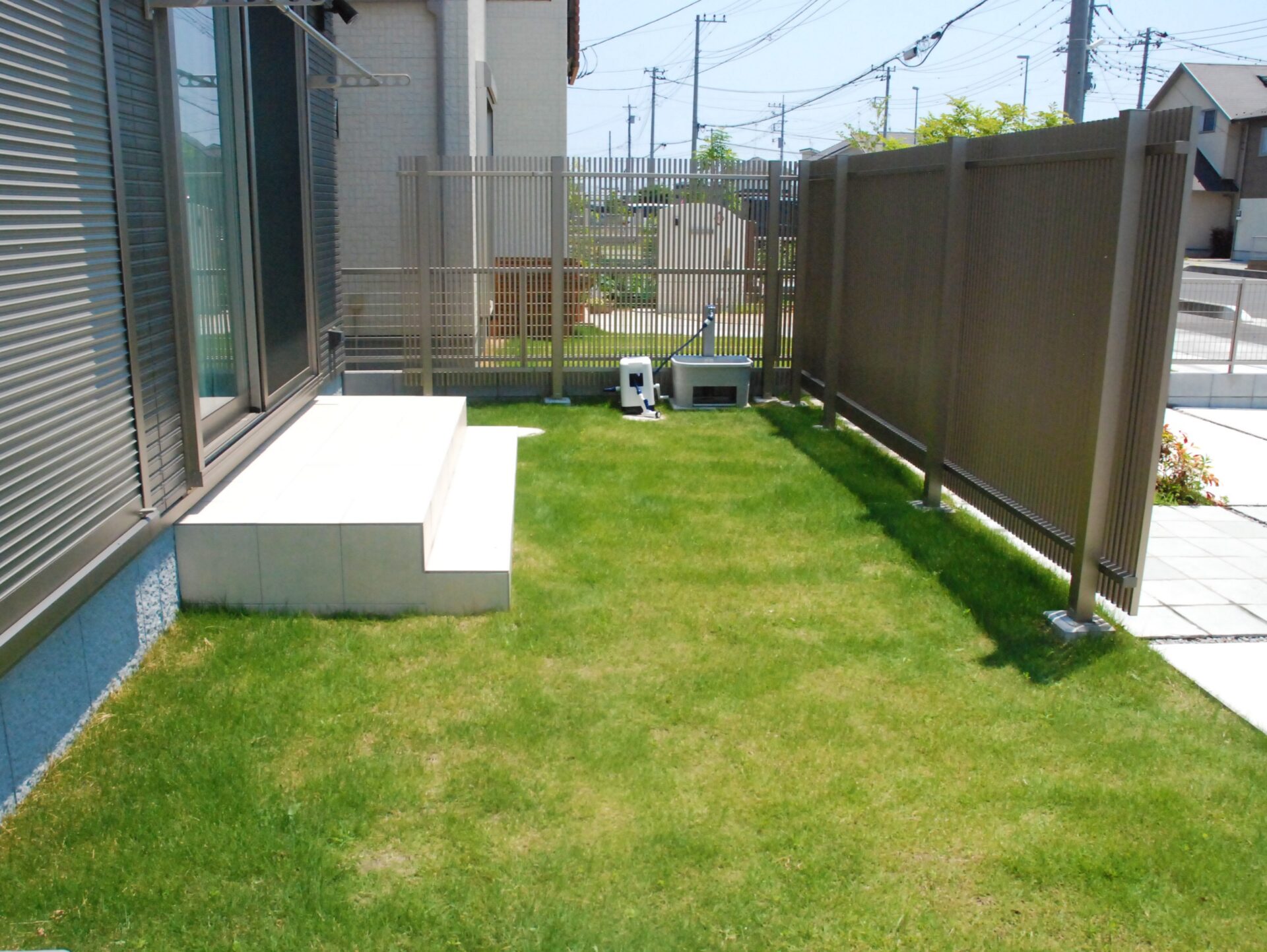 鴻巣市　建物のカラーに合わせた門柱が存在感抜群のセミクローズ外構の庭まわり