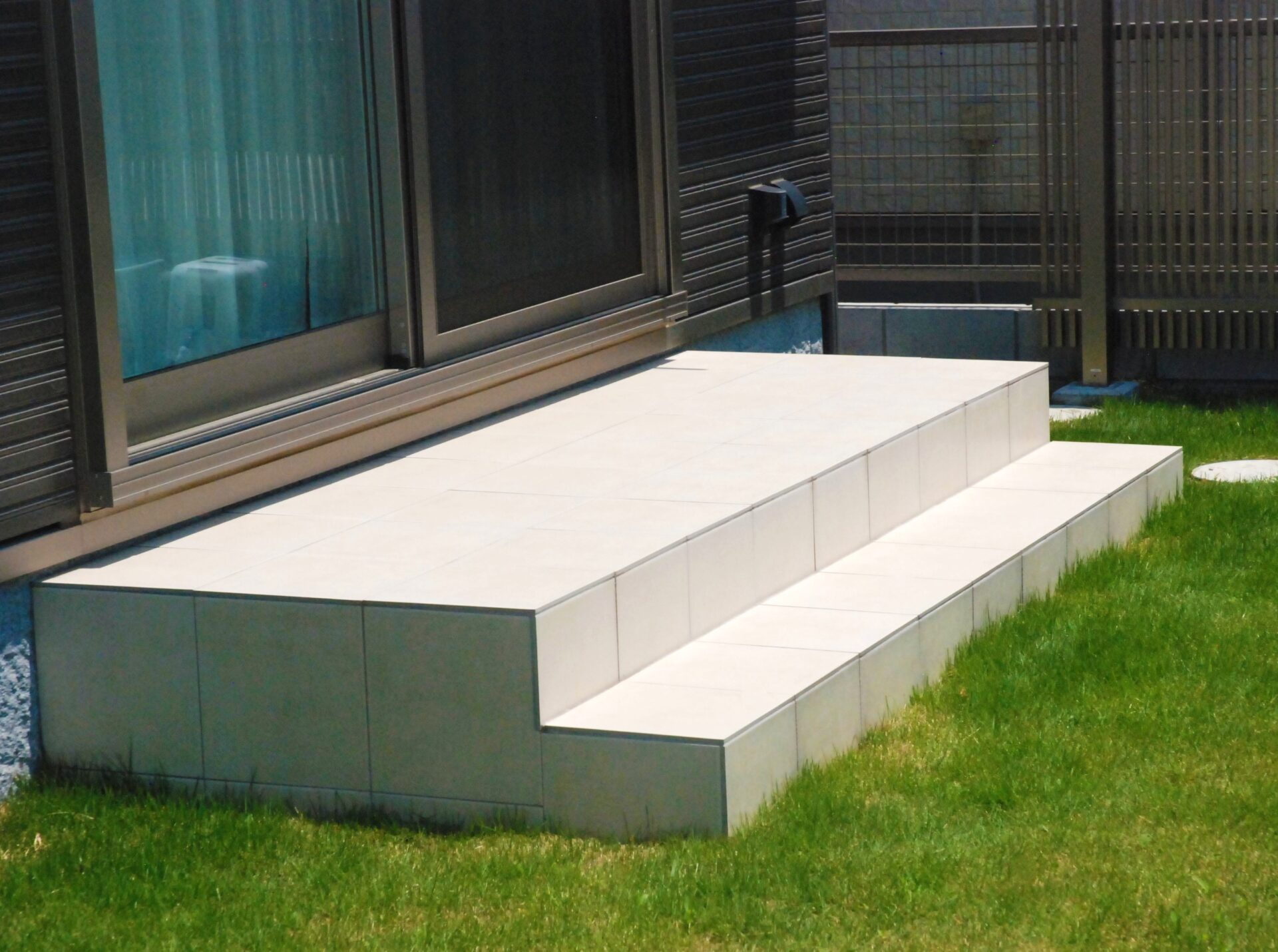 鴻巣市　建物のカラーに合わせた門柱が存在感抜群のセミクローズ外構のデッキテラス