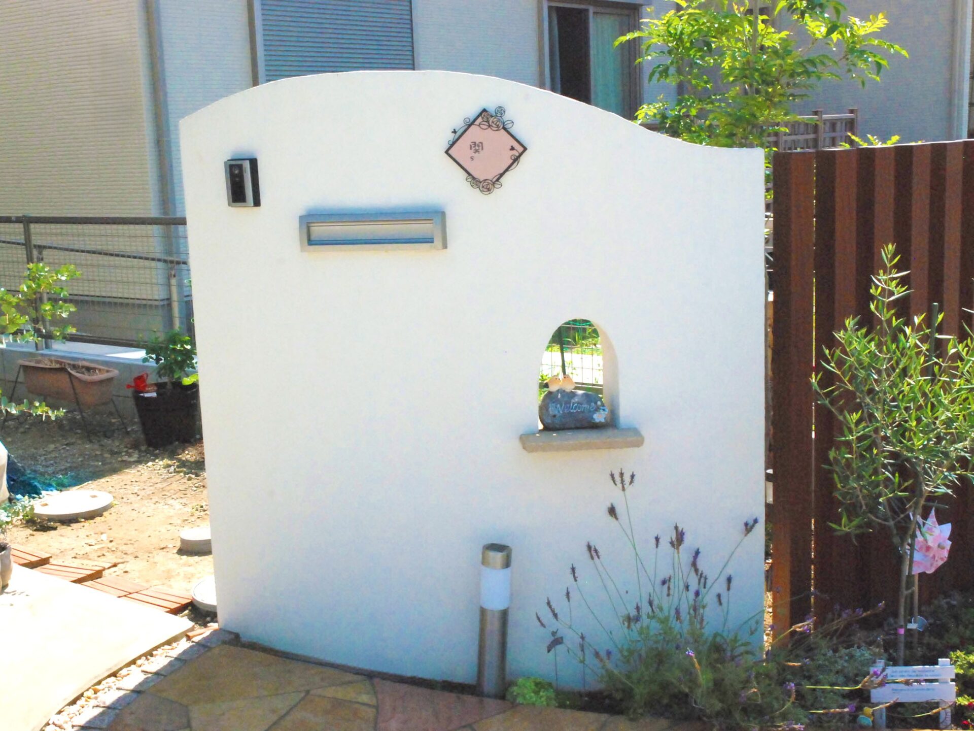 鴻巣市　曲線が優しい印象のナチュラルなオープン外構の門柱