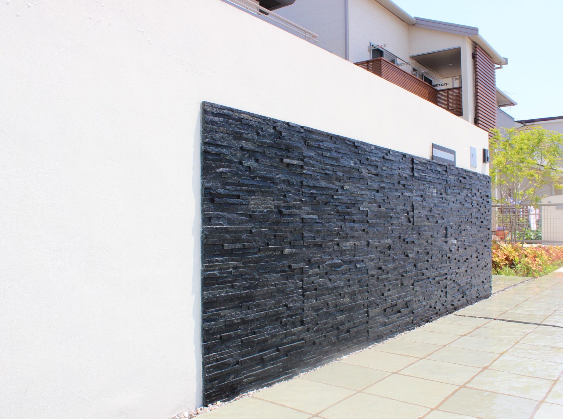 鴻巣市　建物のカラーに合わせた門柱が存在感抜群のセミクローズ外構の門柱