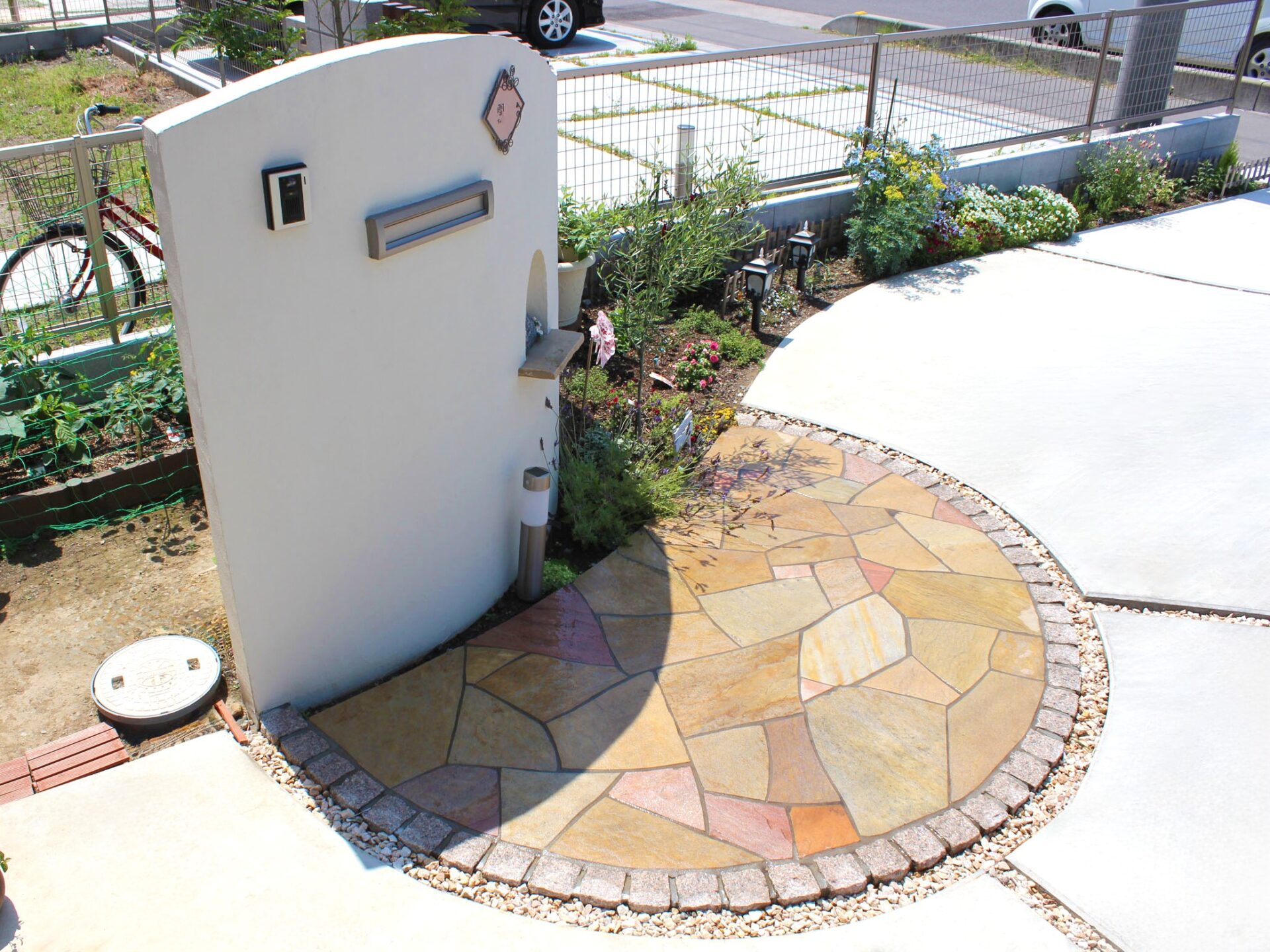 鴻巣市　曲線が優しい印象のナチュラルなオープン外構のアプローチ