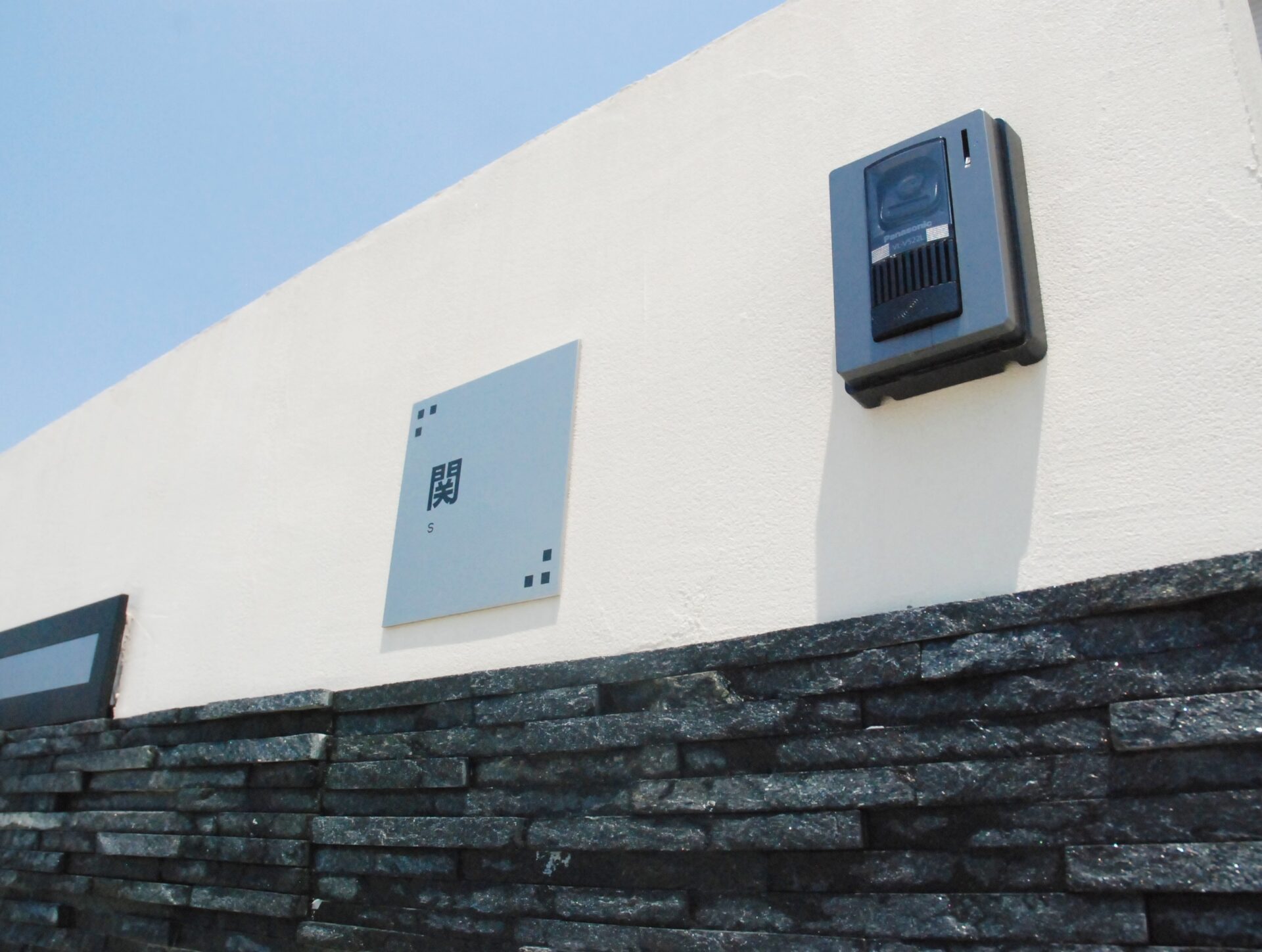 鴻巣市　建物のカラーに合わせた門柱が存在感抜群のセミクローズ外構の門柱詳細