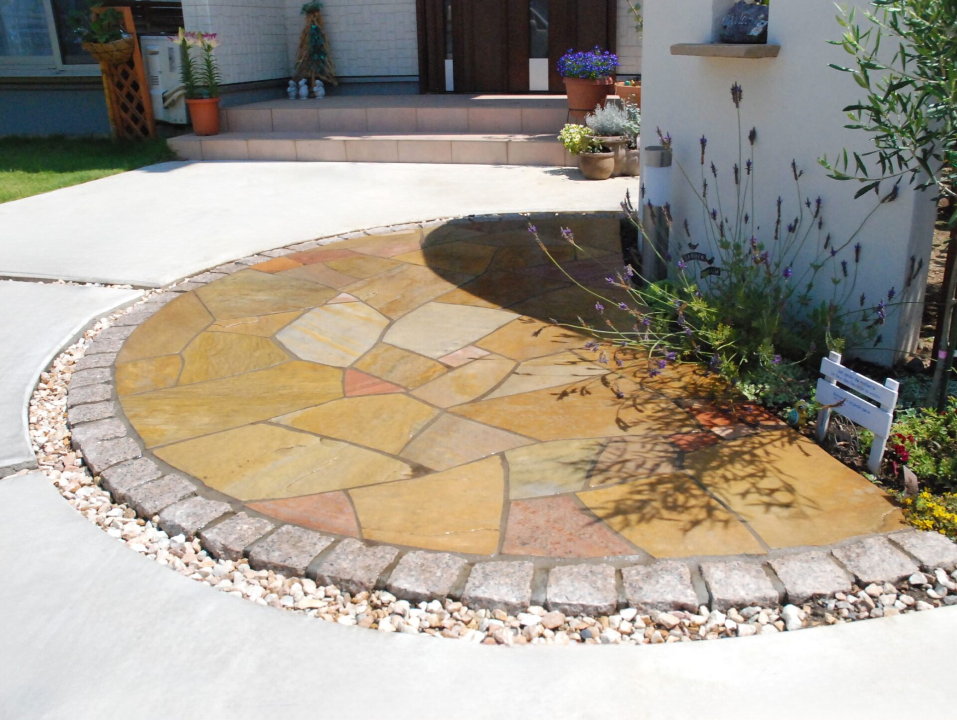 鴻巣市　曲線が優しい印象のナチュラルなオープン外構のアプローチ詳細