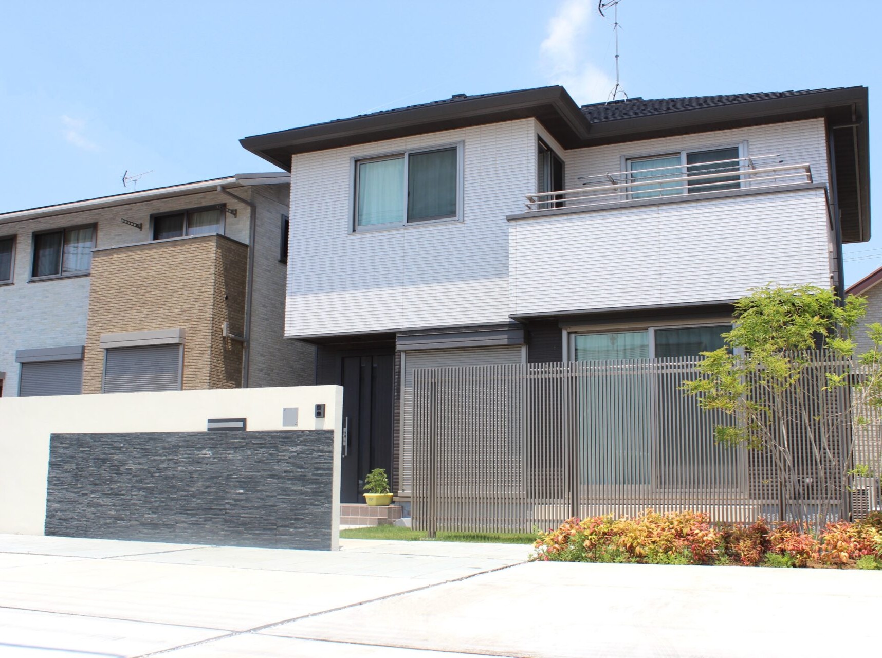 鴻巣市　すっきりとした印象のシルバー縦格子目隠しフェンスのあるお庭