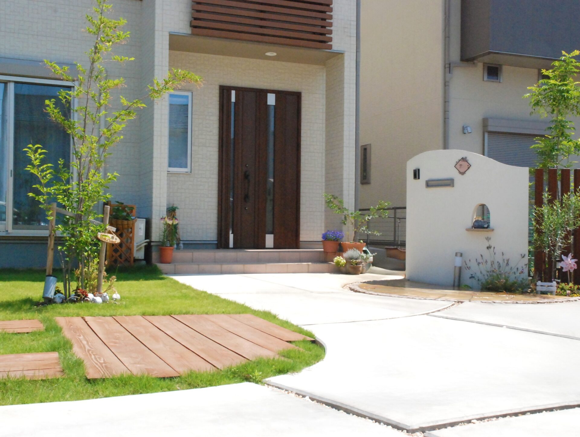 鴻巣市 曲線が優しい印象のナチュラルなオープン外構