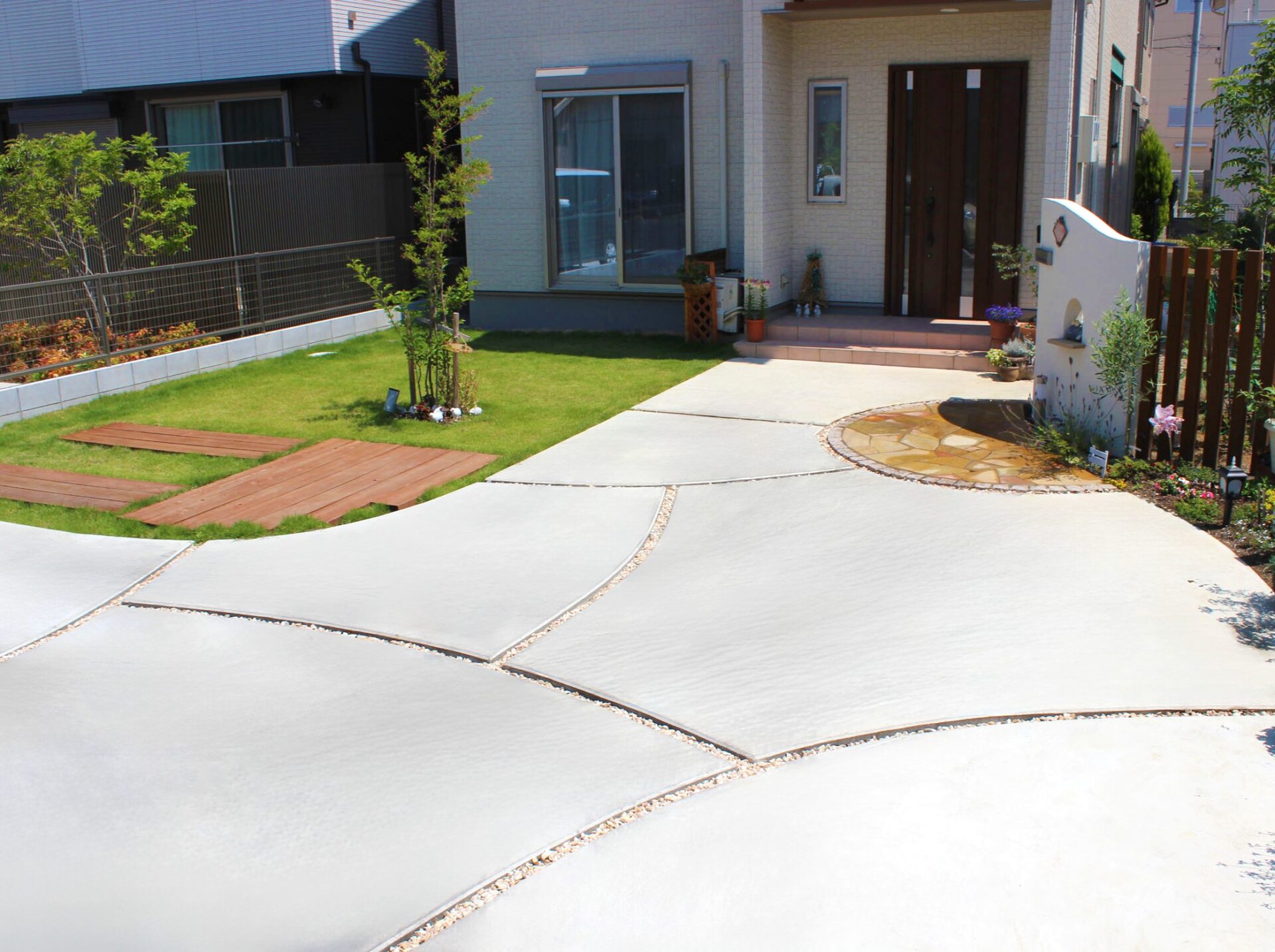 鴻巣市　曲線が優しい印象のナチュラルなオープン外構の駐車スペース