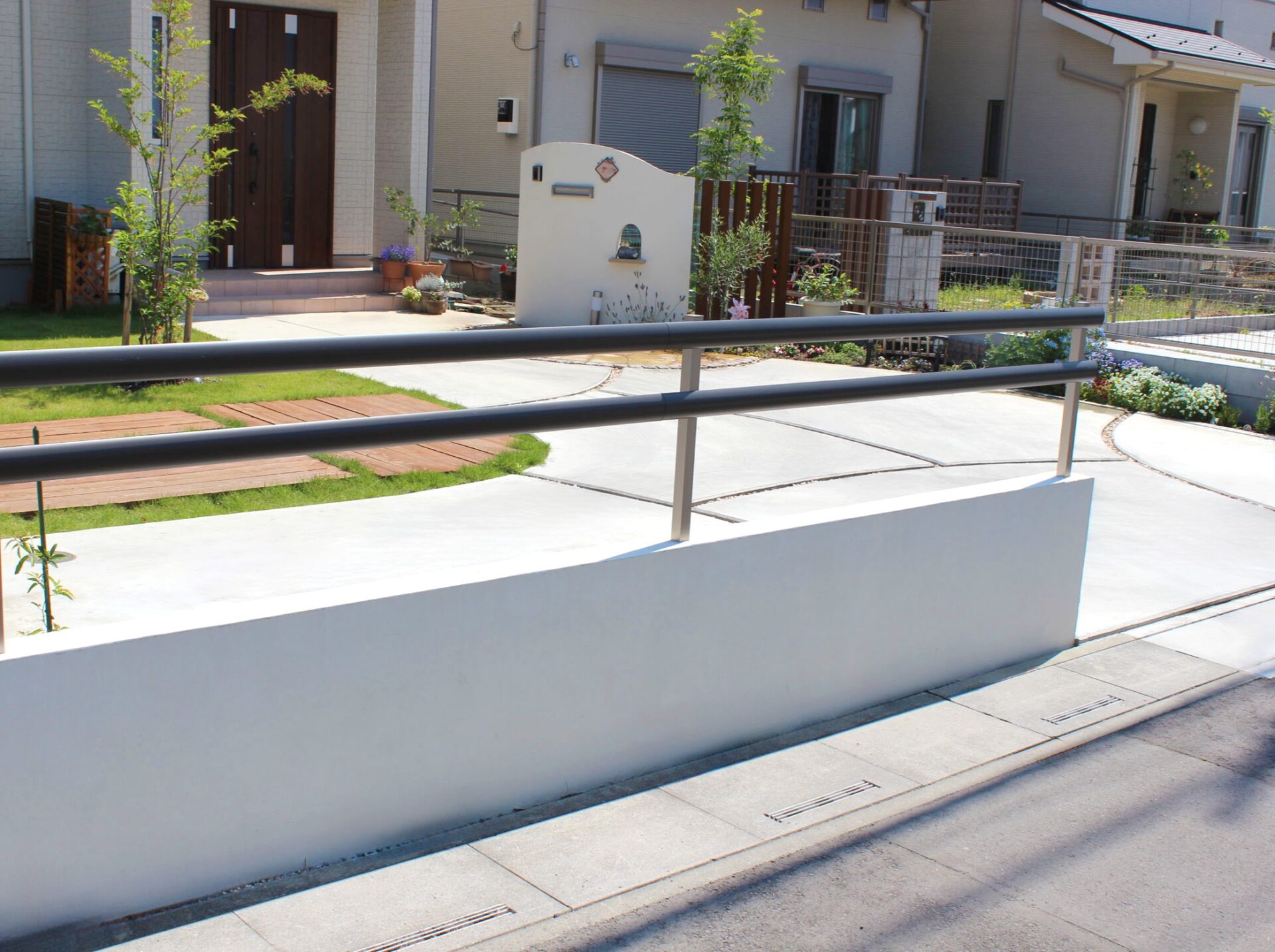 鴻巣市　曲線が優しい印象のナチュラルなオープン外構の車庫まわり