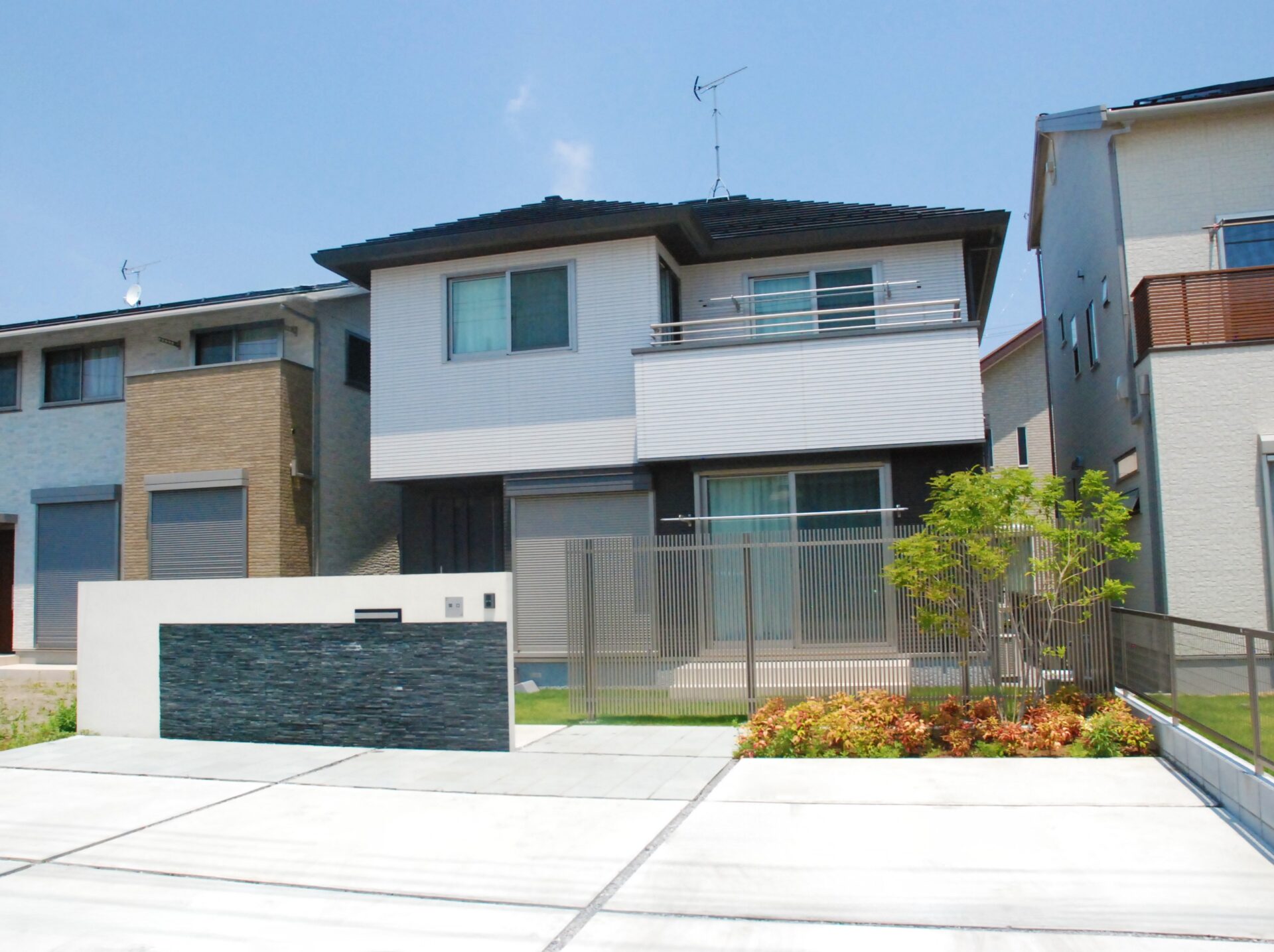 鴻巣市　建物のカラーに合わせた門柱が存在感抜群のセミクローズ外構の駐車sペース