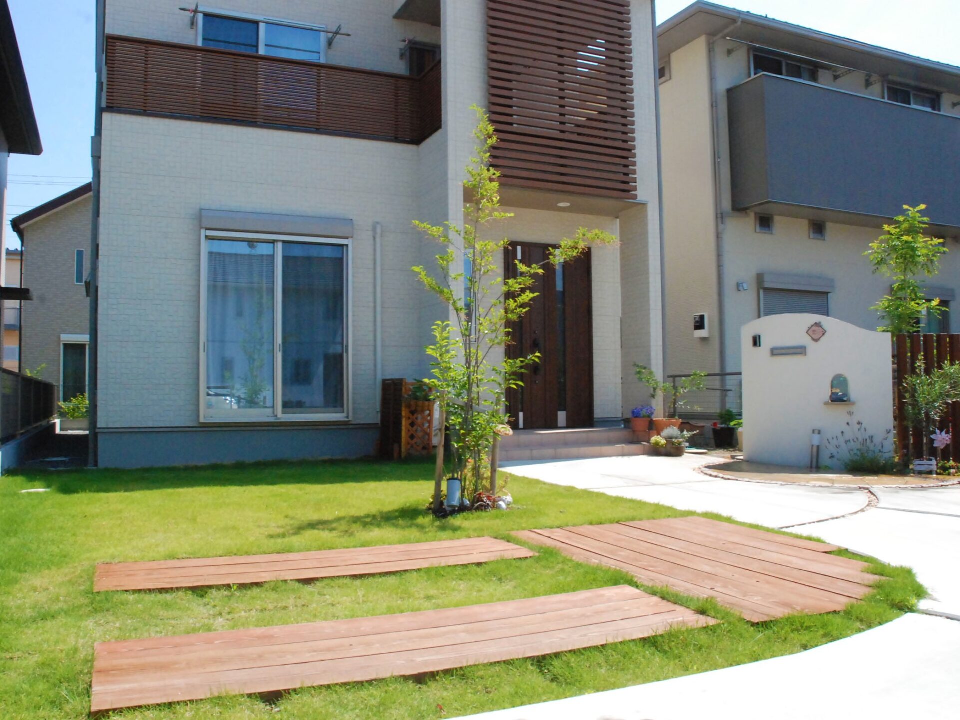 鴻巣市　曲線が優しい印象のナチュラルなオープン外構のお庭