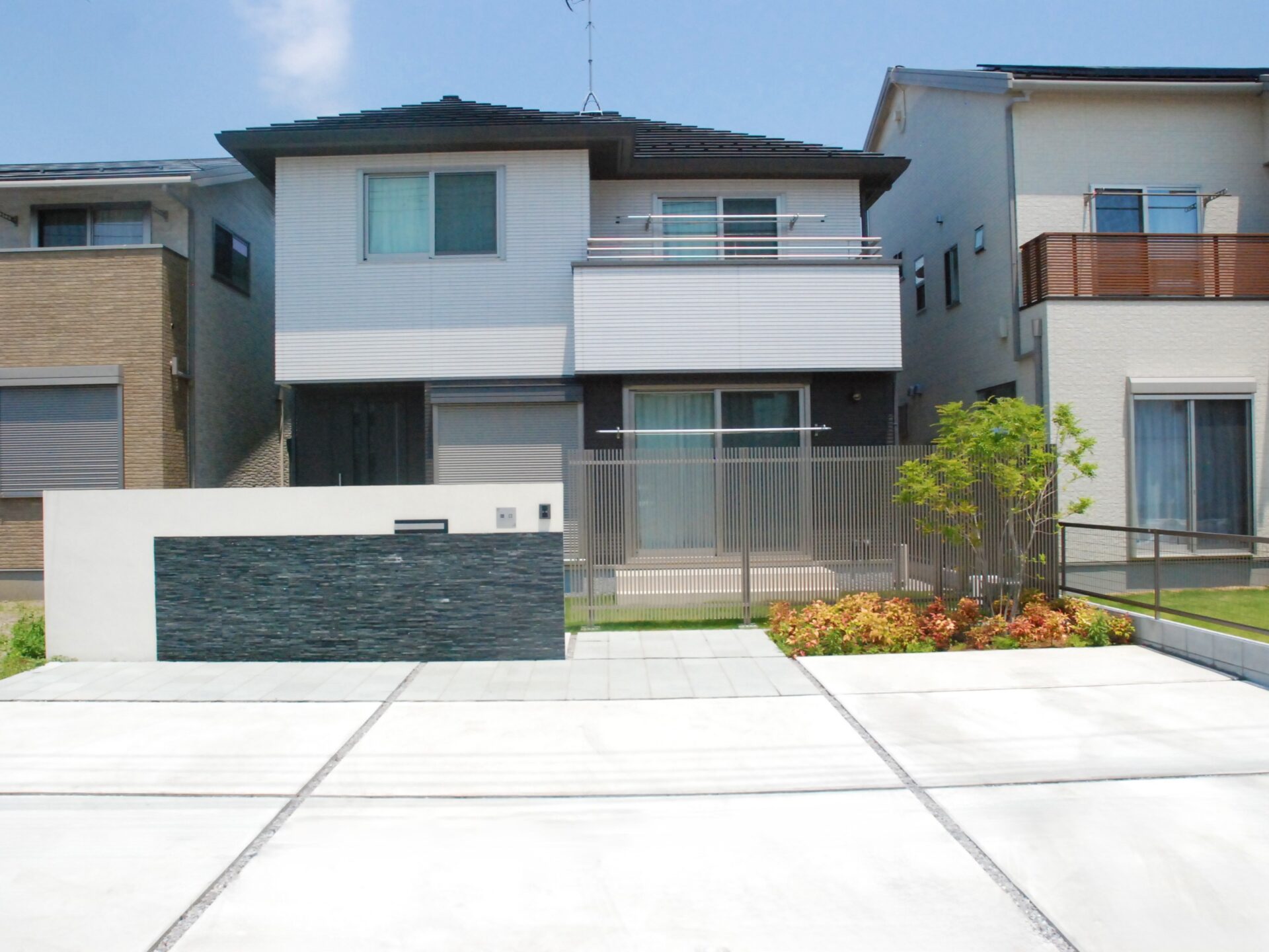 鴻巣市　建物のカラーに合わせた門柱が存在感抜群のセミクローズ外構の正面