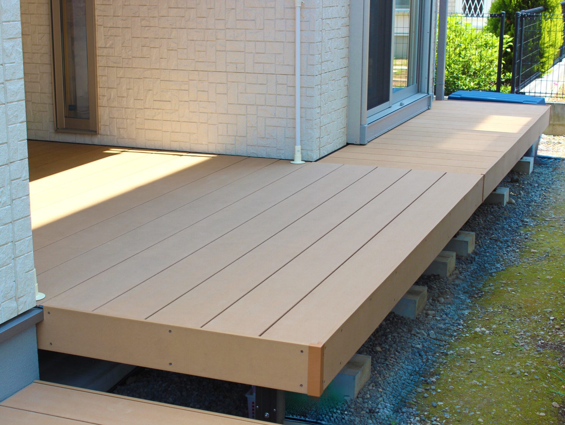 鴻巣市　曲線が優しい印象のナチュラルなオープン外構のウッドデッキ