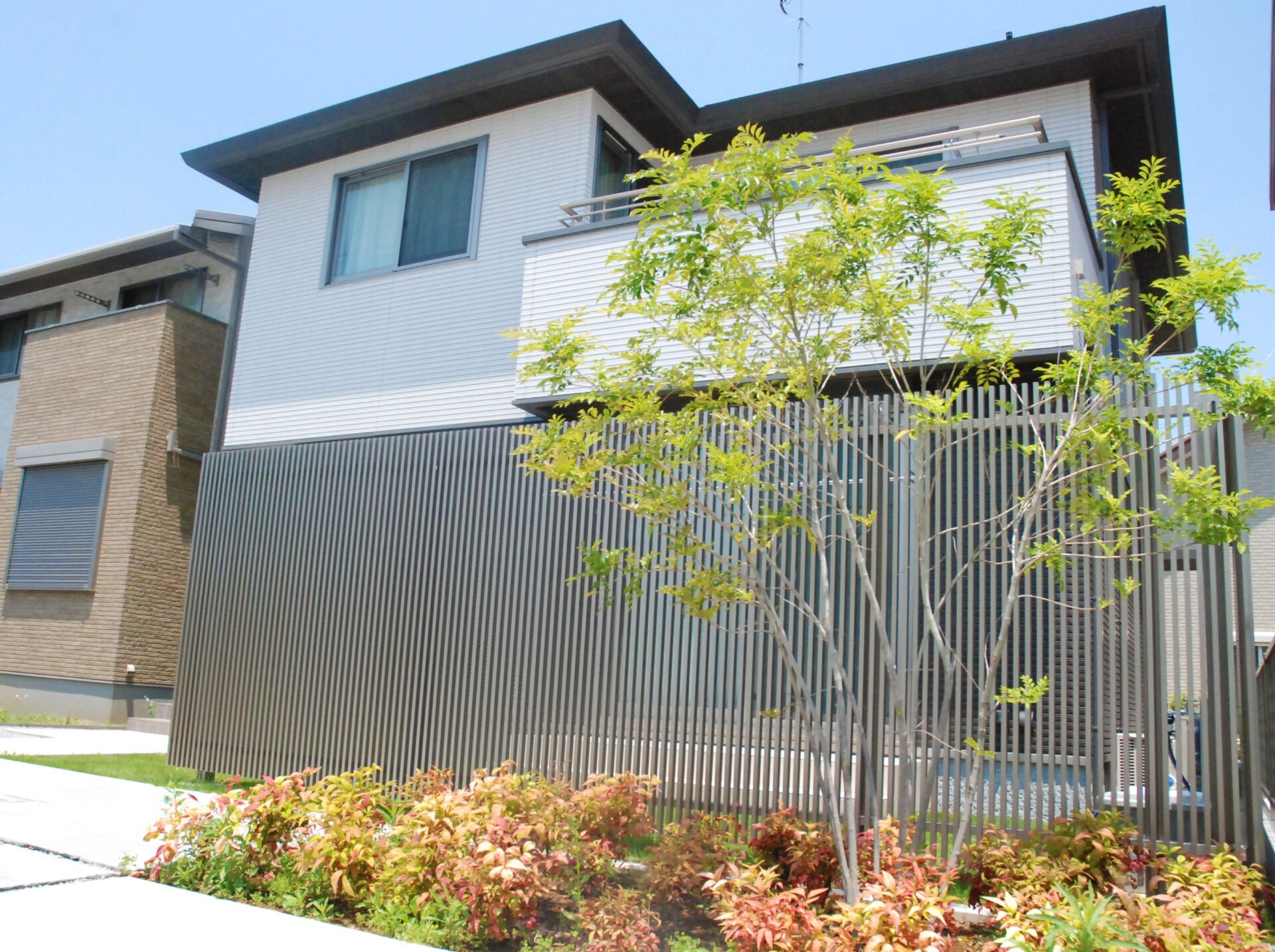 鴻巣市　建物のカラーに合わせた門柱が存在感抜群のセミクローズ外構の目隠しフェンス全体