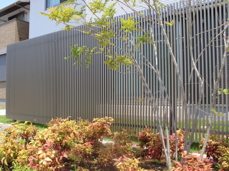 鴻巣市　すっきりとした印象のシルバー縦格子の目隠しフェンス