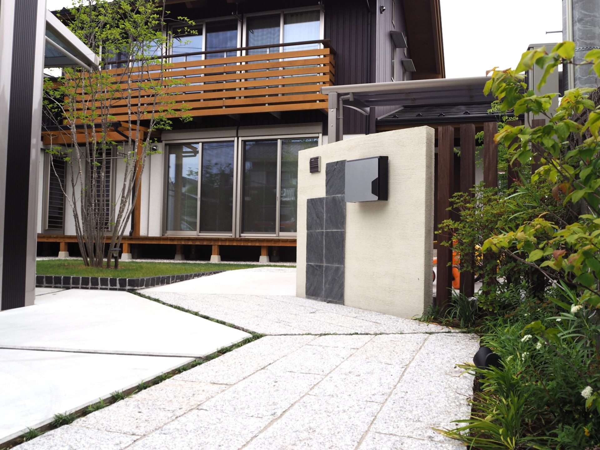 熊谷市 御影石のアプローチと3本のシンボルツリーが印象的な和モダン外構