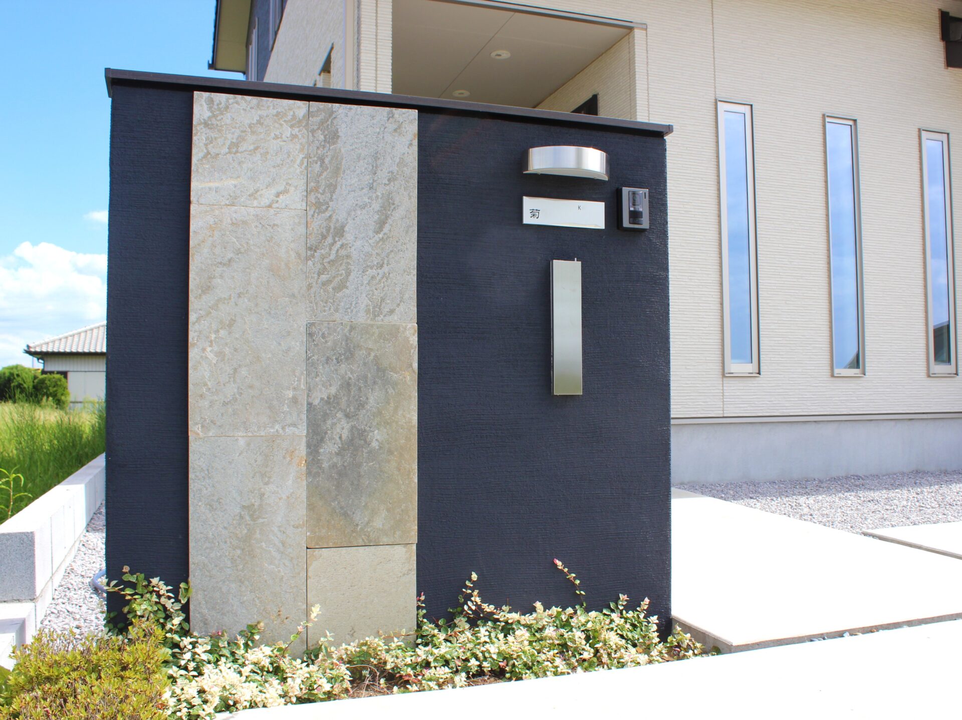 行田市　コントラストが印象的な和モダンスタイルのオープン外構　の門柱