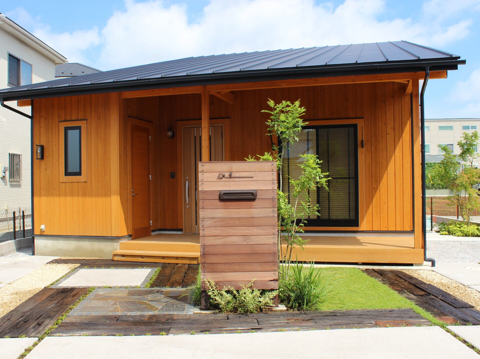 鴻巣市　天然木材のオリジナル門柱と多様な敷材使いと坪庭が特徴のエクステリアの門まわり