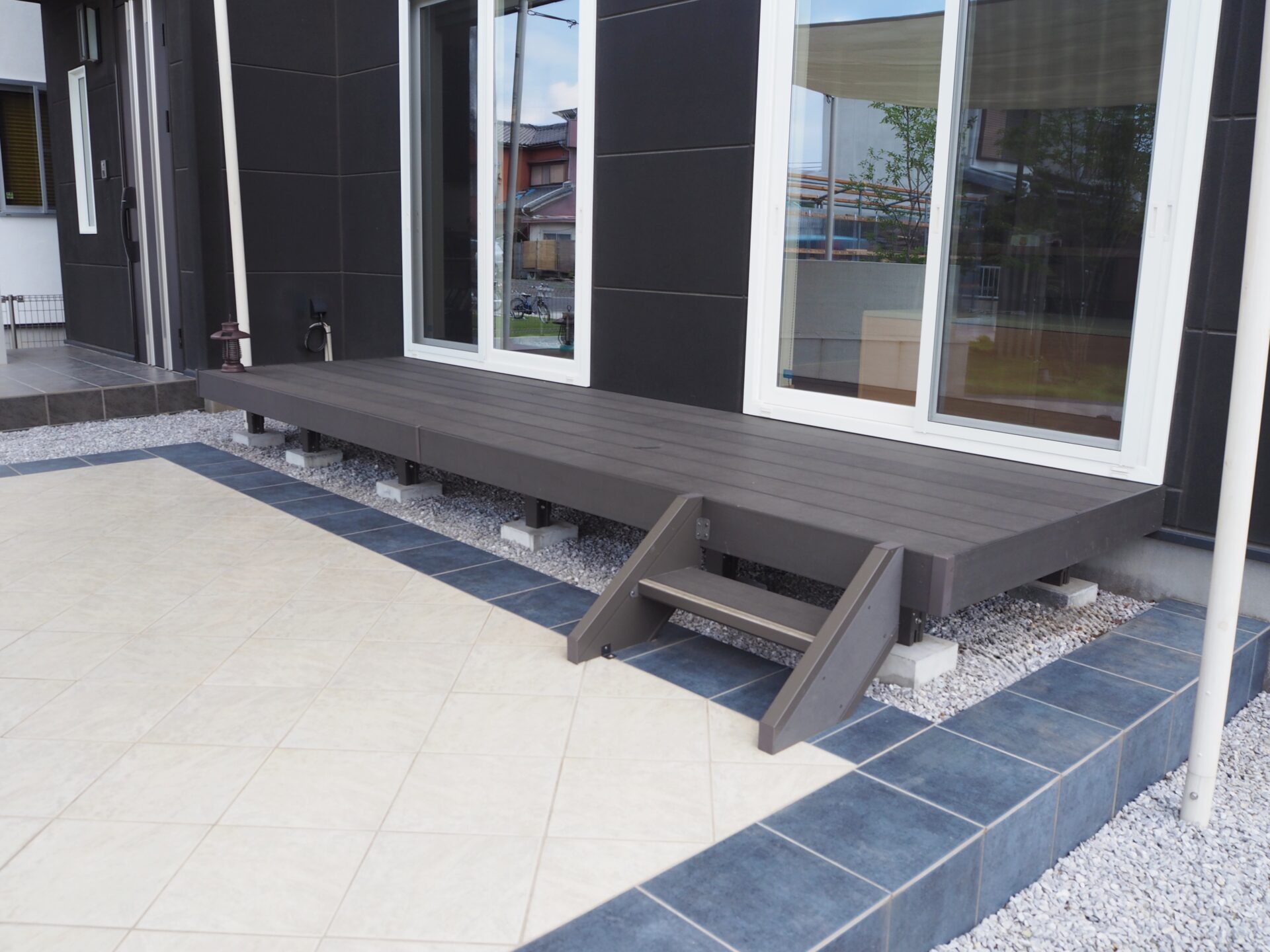 東松山市　シックな門柱と鮮やかなシェードで高級感漂うエクステリアのウッドデッキ