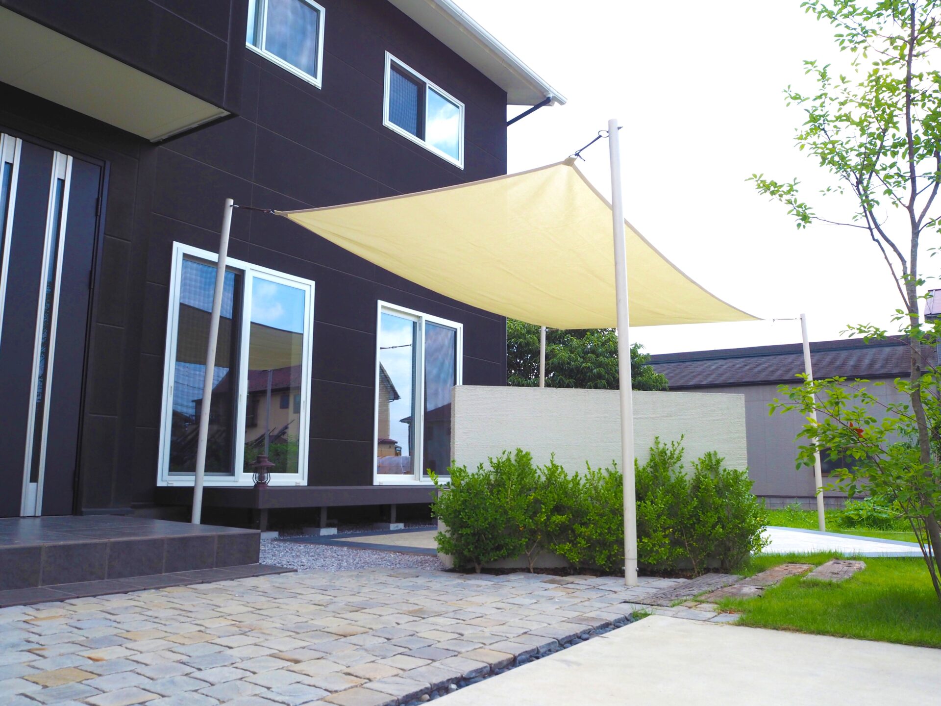 東松山市　シックな門柱と鮮やかなシェードで高級感漂うエクステリアのシェード