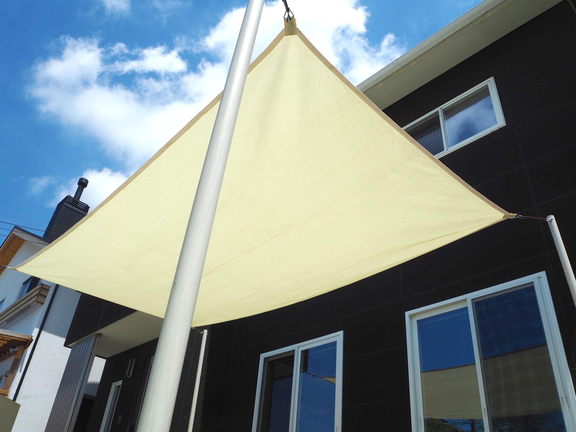 東松山市　シックな門柱と鮮やかなシェードで高級感漂うエクステリアのシェード詳細