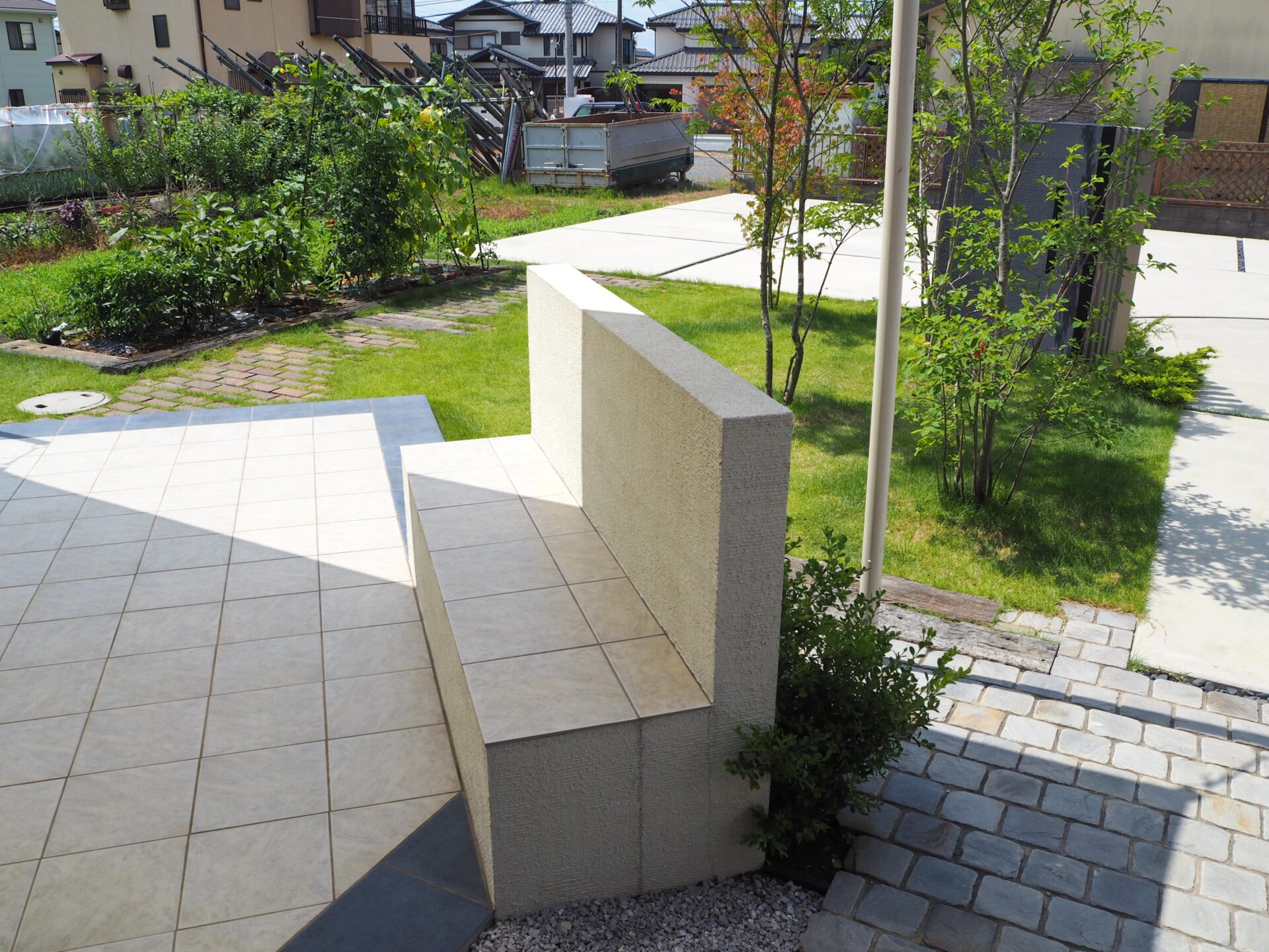 東松山市　シックな門柱と鮮やかなシェードで高級感漂うエクステリアのテラスベンチ