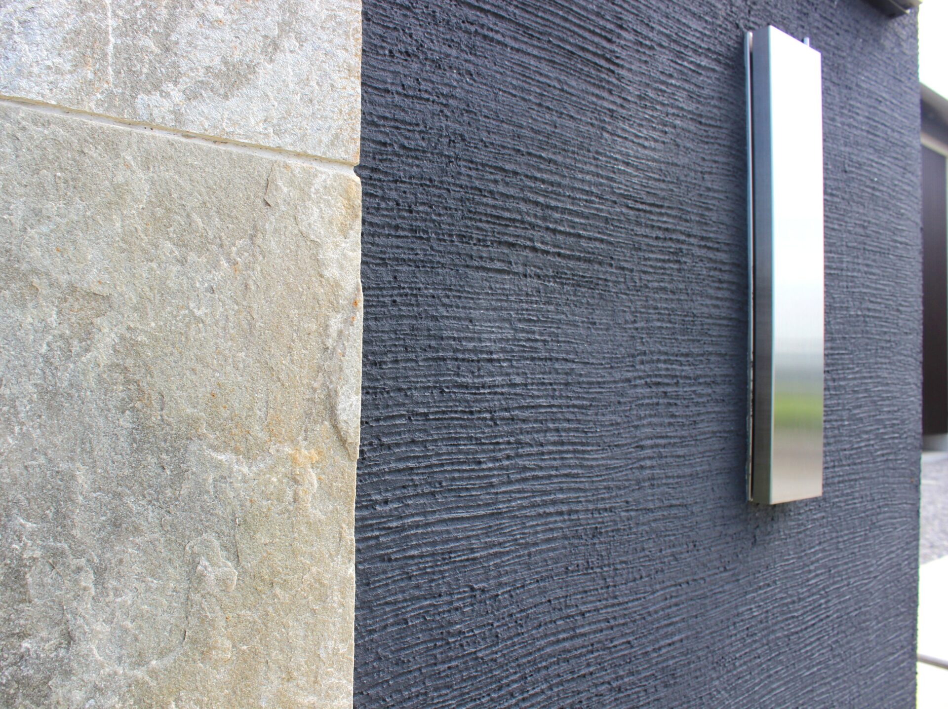 行田市　コントラストが印象的な和モダンスタイルのオープン外構　の門柱の詳細