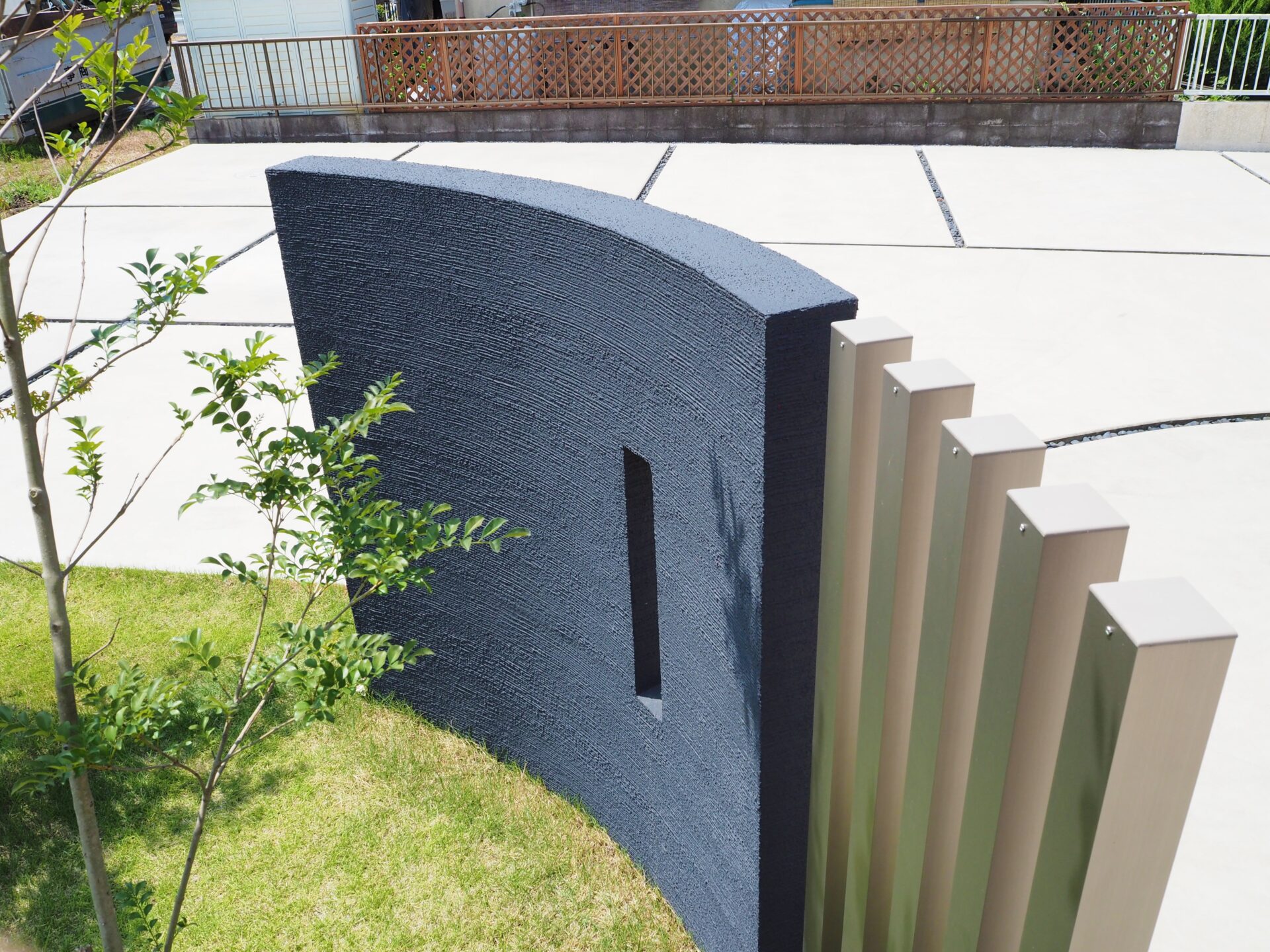 東松山市　シックな門柱と鮮やかなシェードで高級感漂うエクステリアの門柱裏側