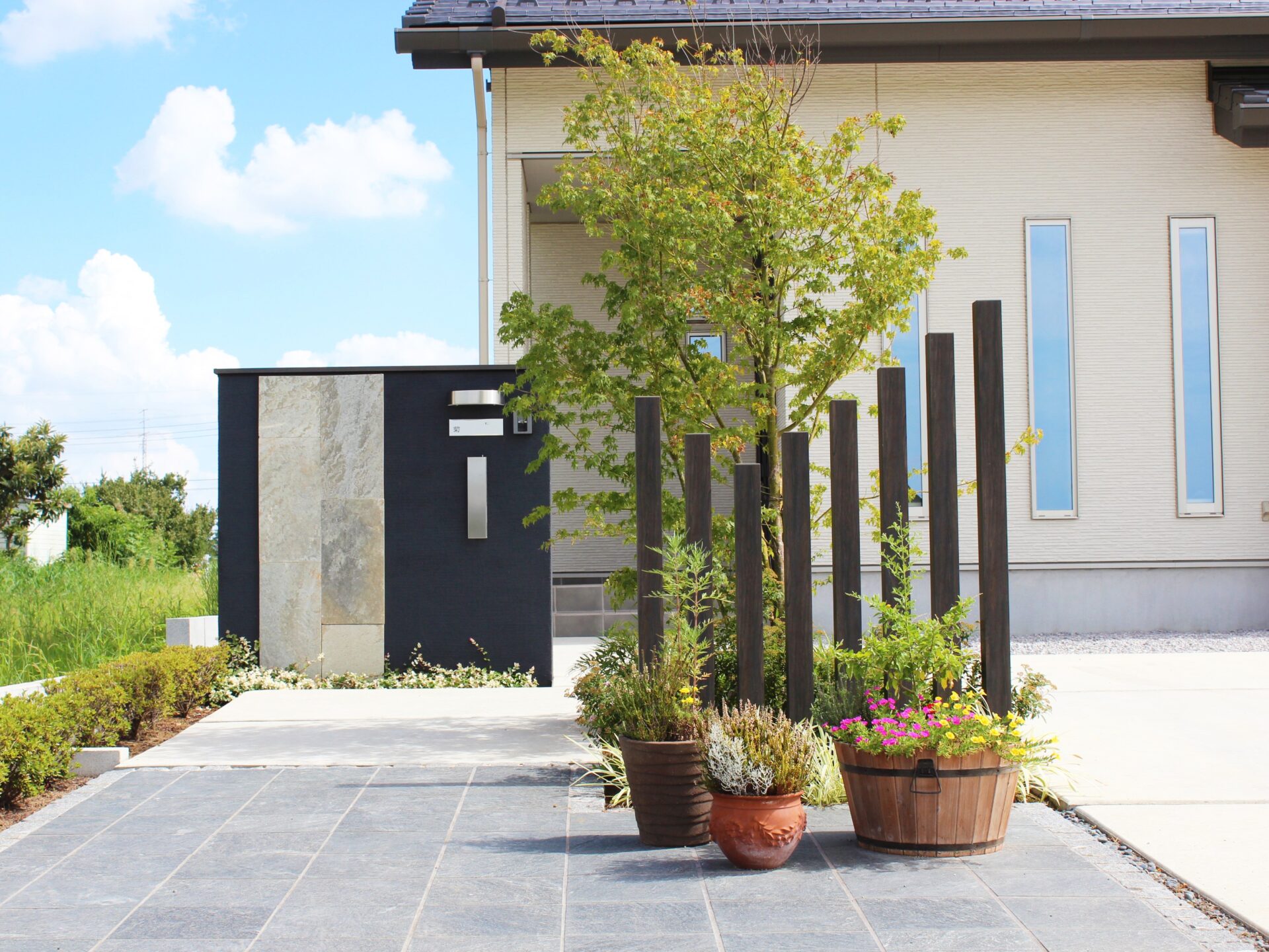 行田市　コントラストが印象的な和モダンスタイルのオープン外構　のアプローチ、晴れの日バージョン