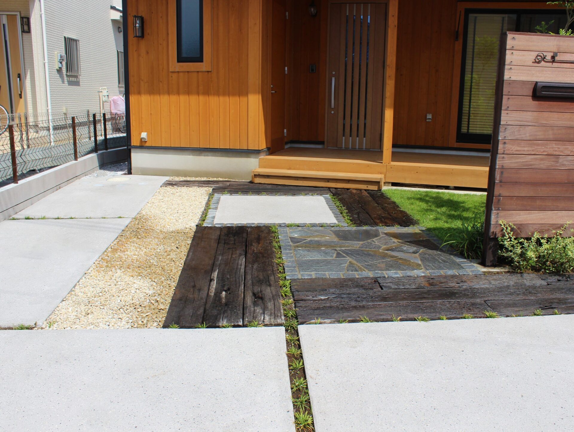 鴻巣市　天然木材のオリジナル門柱と多様な敷材使いと坪庭が特徴のエクステリアのアプローチ