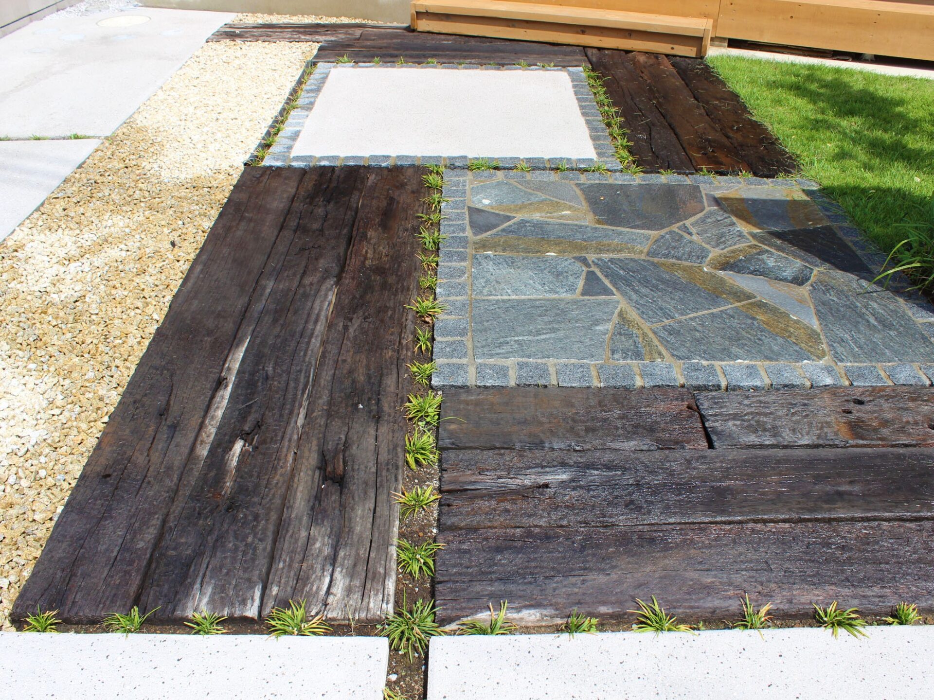 鴻巣市　天然木材のオリジナル門柱と多様な敷材使いと坪庭が特徴のエクステリアのアプローチの素材