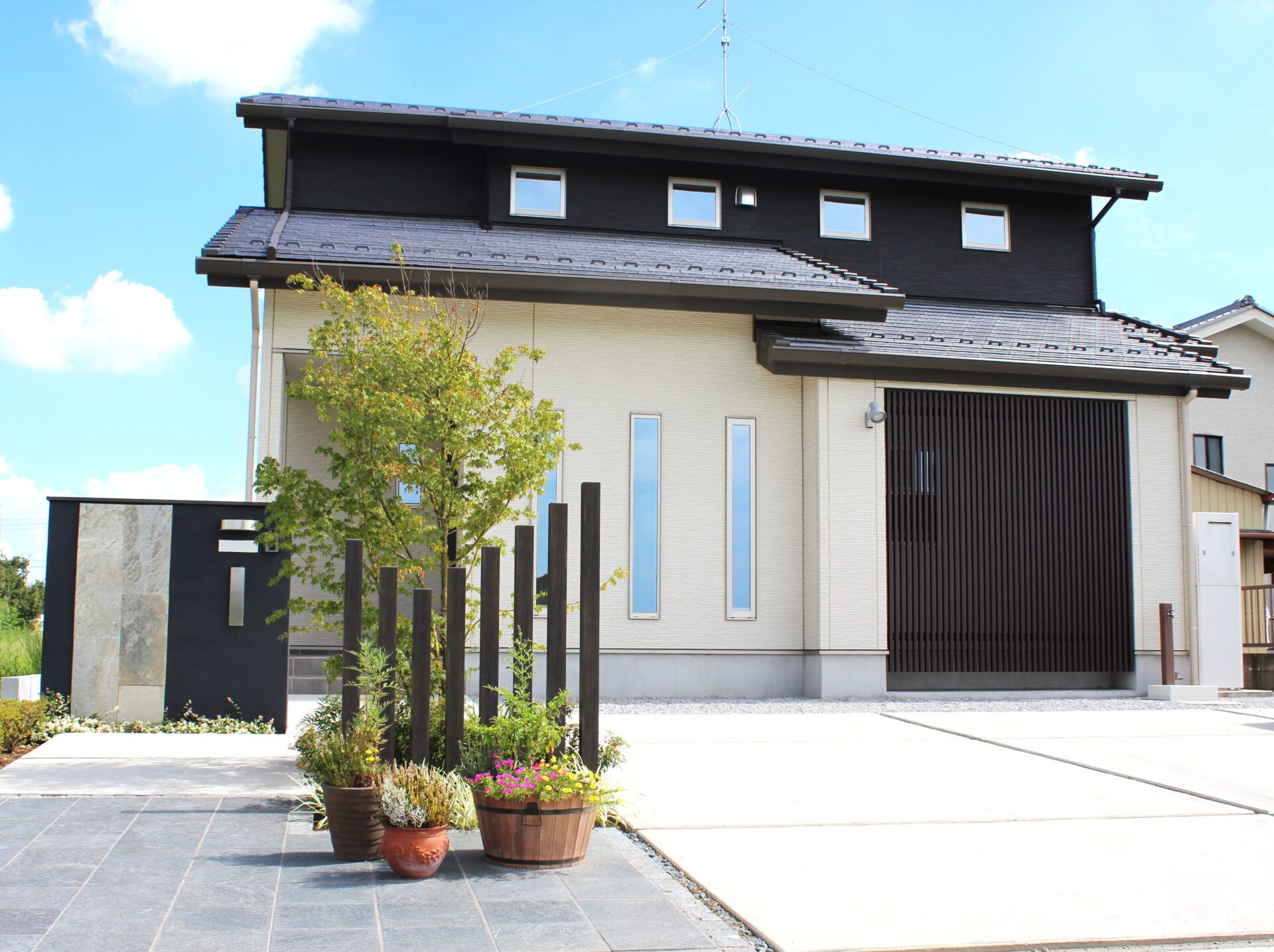 行田市 コントラストが印象的な和モダンスタイルのオープン外構