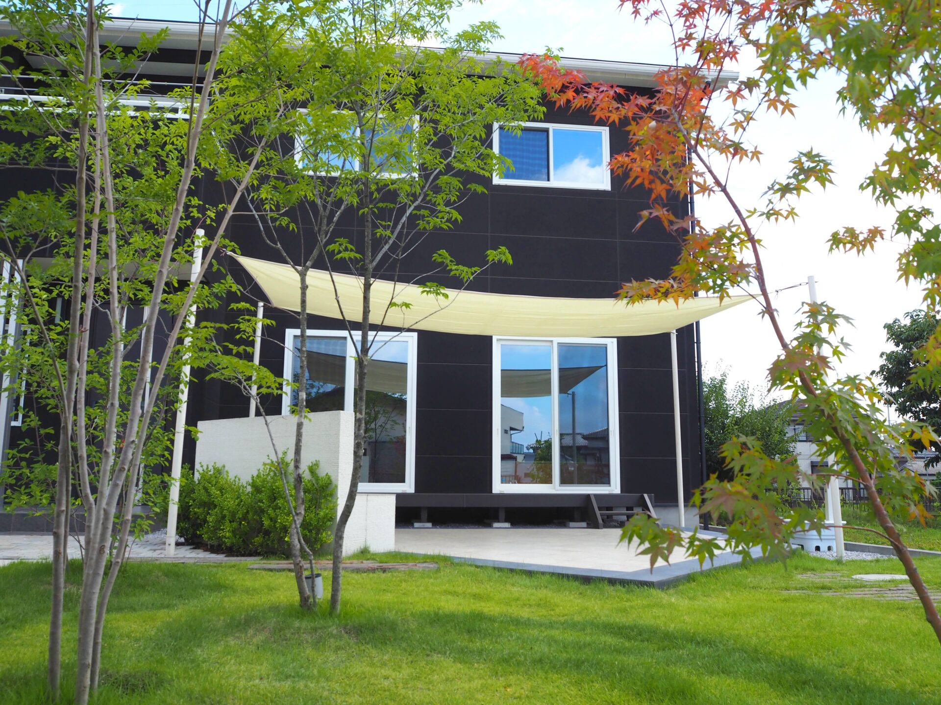 東松山市　シックな門柱と鮮やかなシェードで高級感漂うエクステリア