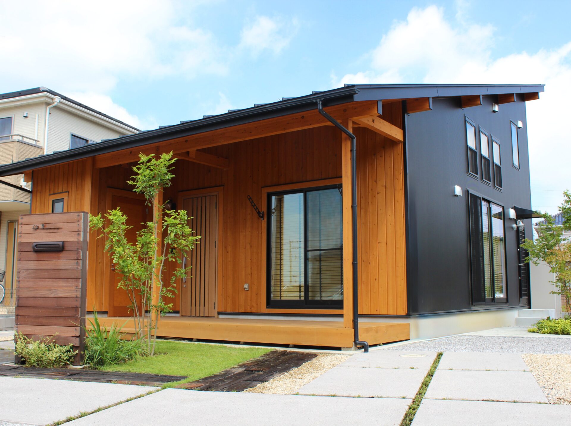 鴻巣市　天然木材のオリジナル門柱と多様な敷材使いと坪庭が特徴のエクステリア　