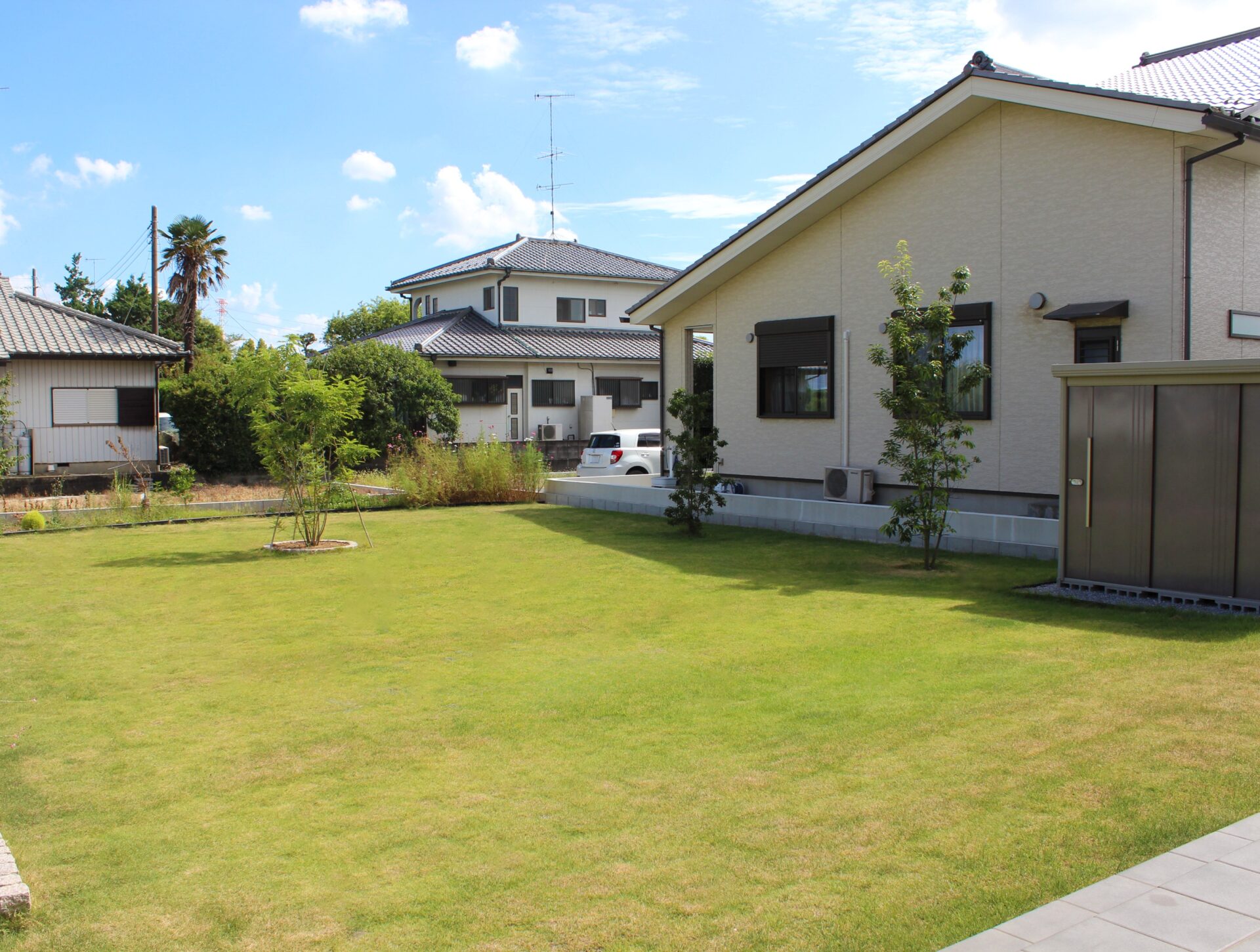 行田市　コントラストが印象的な和モダンスタイルのオープン外構　の庭まわり