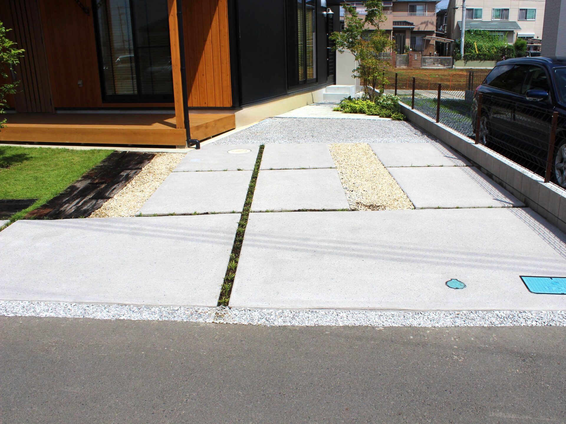 鴻巣市　天然木材のオリジナル門柱と多様な敷材使いと坪庭が特徴のエクステリアの駐車スペース