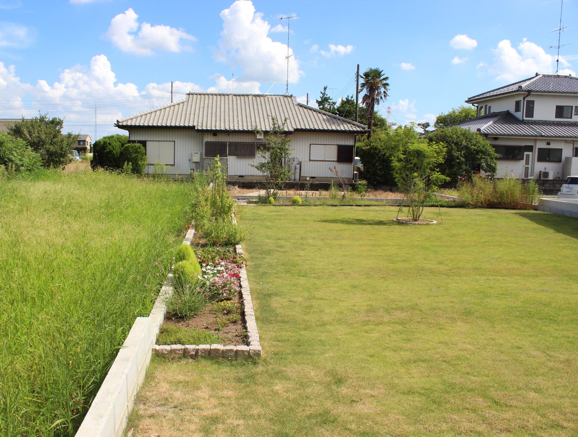 行田市　コントラストが印象的な和モダンスタイルのオープン外構　の花壇