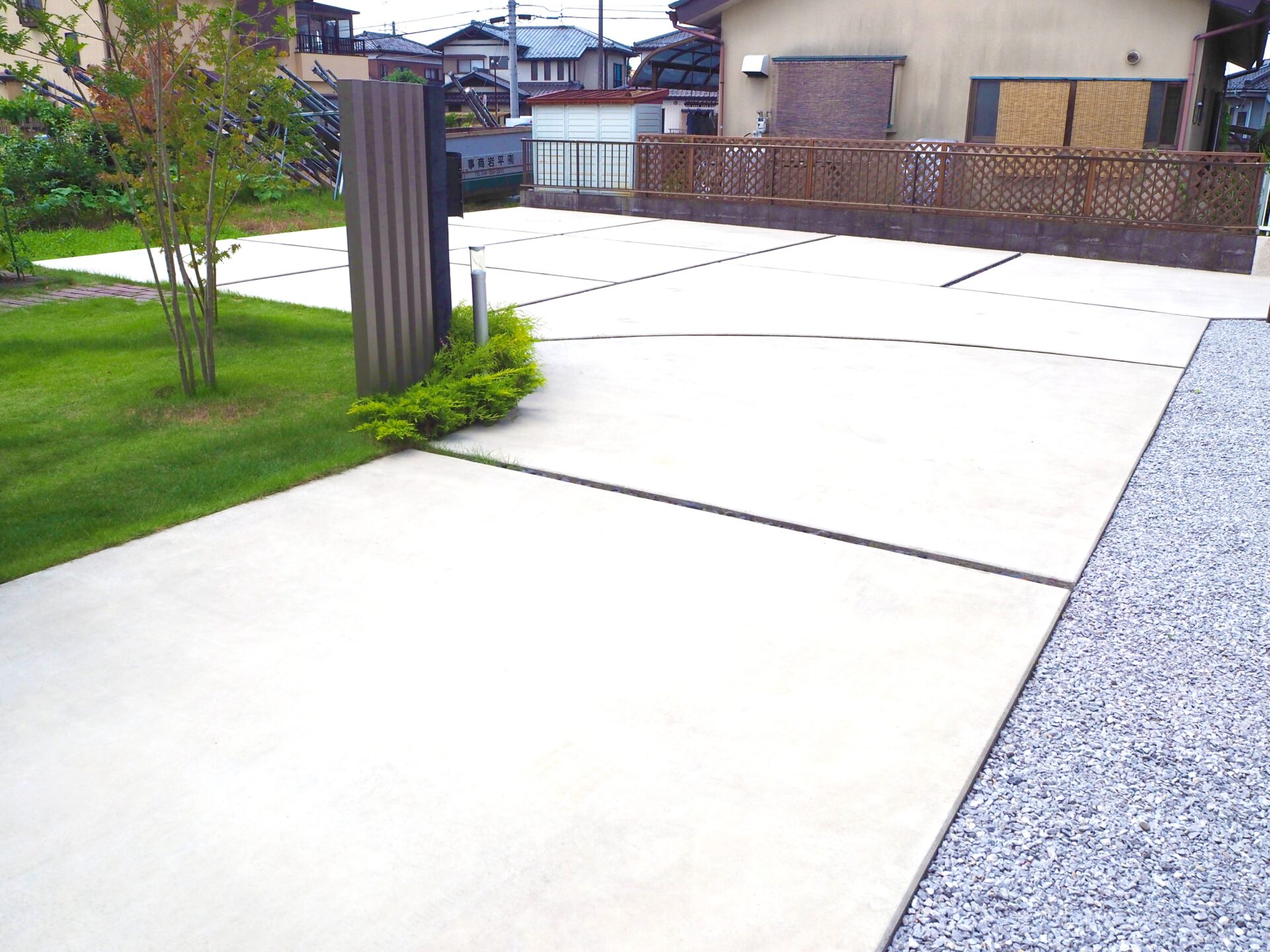 東松山市　シックな門柱と鮮やかなシェードで高級感漂うエクステリアの駐車スペース