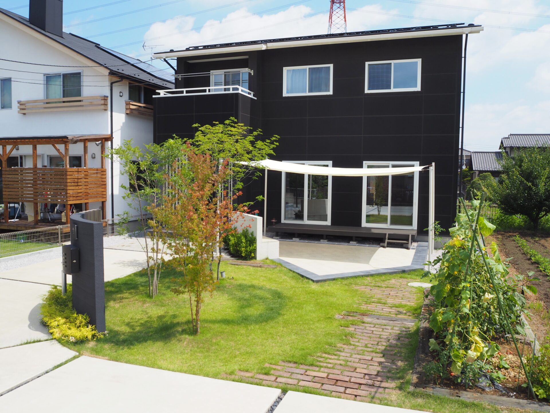 東松山市　シックな門柱と鮮やかなシェードで高級感漂うエクステリアの庭まわり