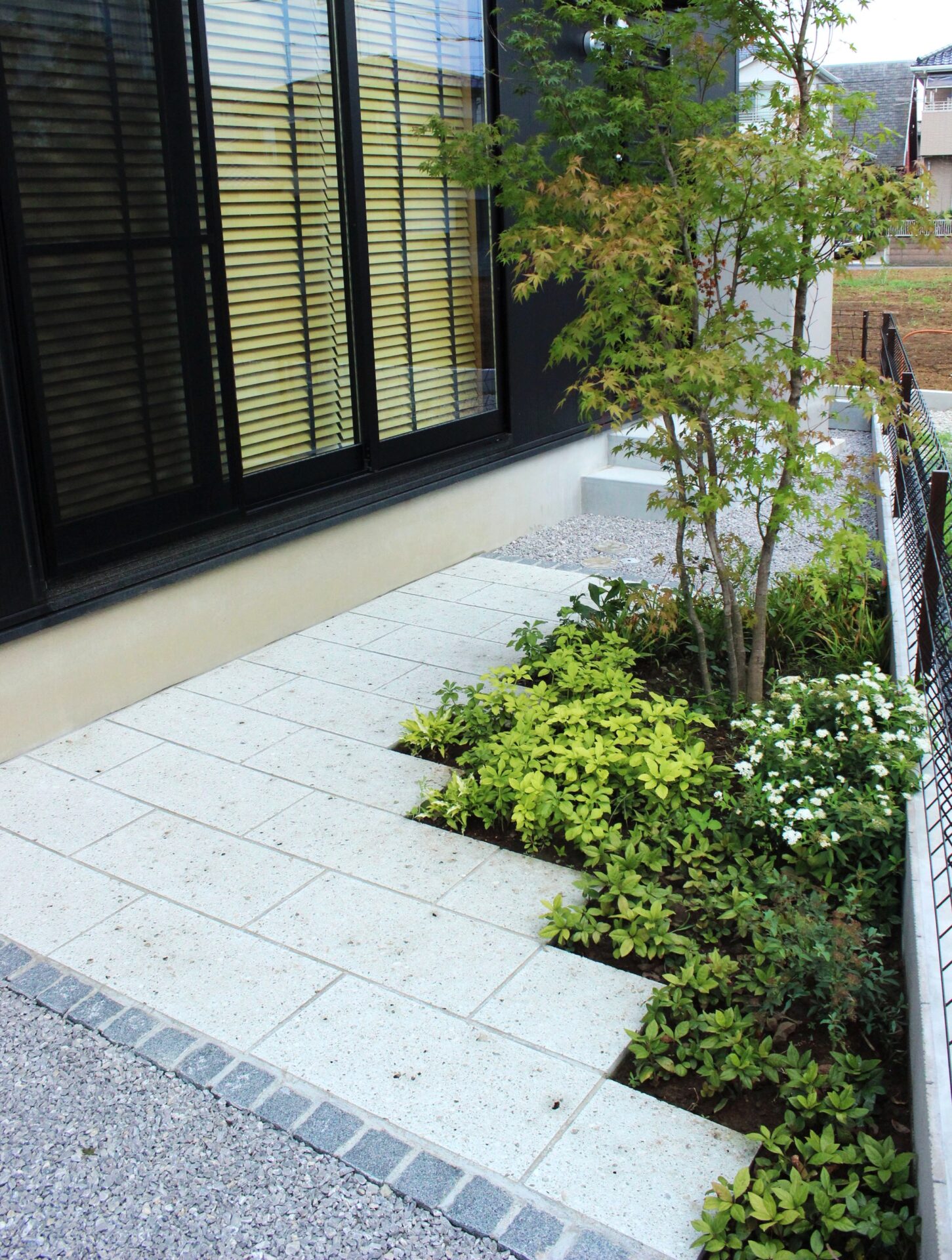 鴻巣市　天然木材のオリジナル門柱と多様な敷材使いと坪庭が特徴のエクステリアの坪庭