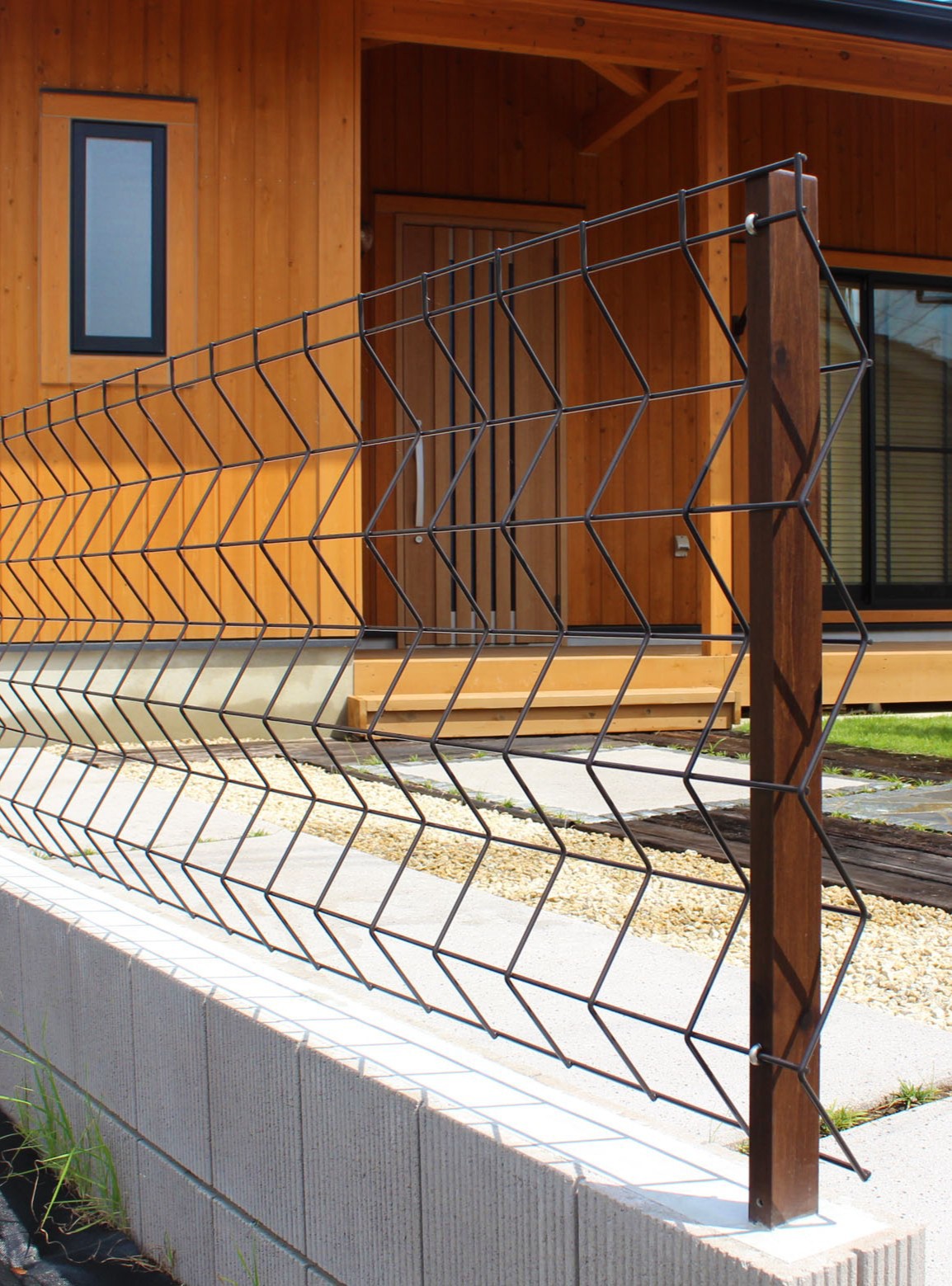 鴻巣市　天然木材のオリジナル門柱と多様な敷材使いと坪庭が特徴のエクステリアの境界フェンス