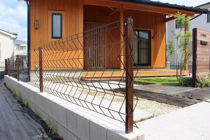 鴻巣市　お隣との境界フェンス「トレメッシュシングル」