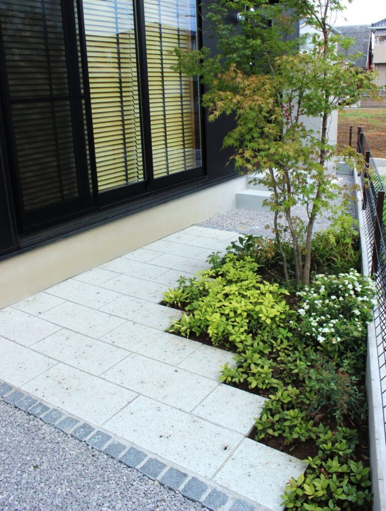 鴻巣市　ナチュラルなエクステリアに和テイストの坪庭