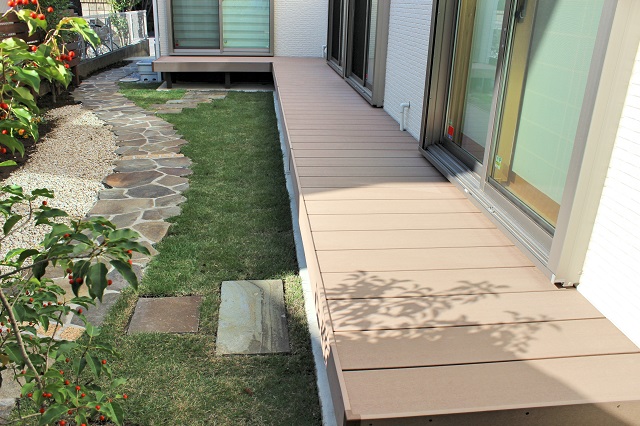 上尾市　長さ8mのL型の広々としたウッドデッキを設置