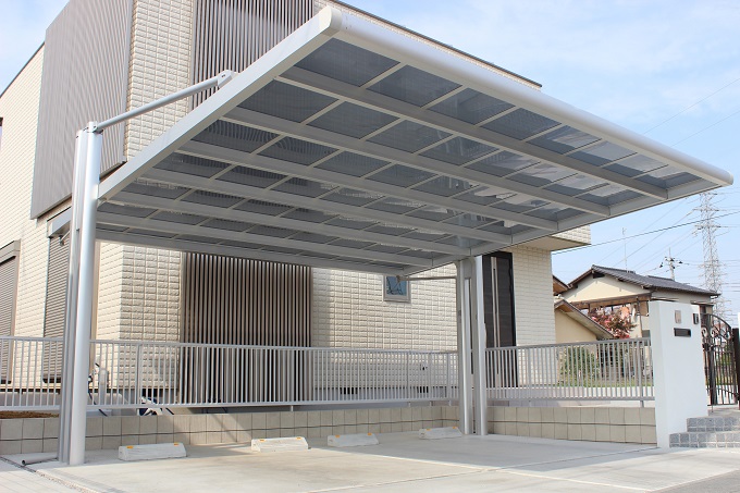 熊谷市　2本柱の吊り下げ式カーポートが印象的な駐車スペース
